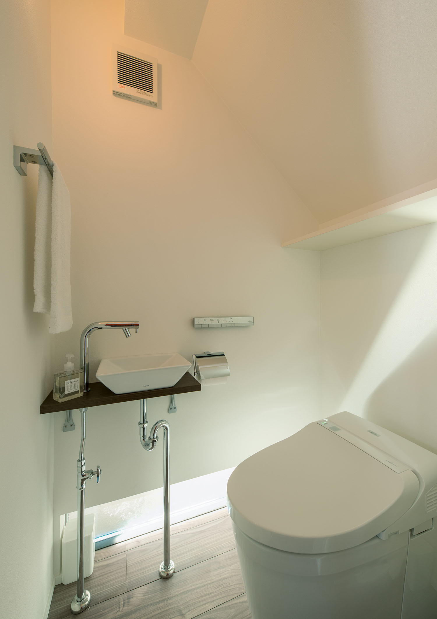 地窓がある薄型手洗い付きのトイレ・デザイン住宅 注文住宅・デザイン住宅建築実例_『CASE594 TOOL BOX』_トイレ