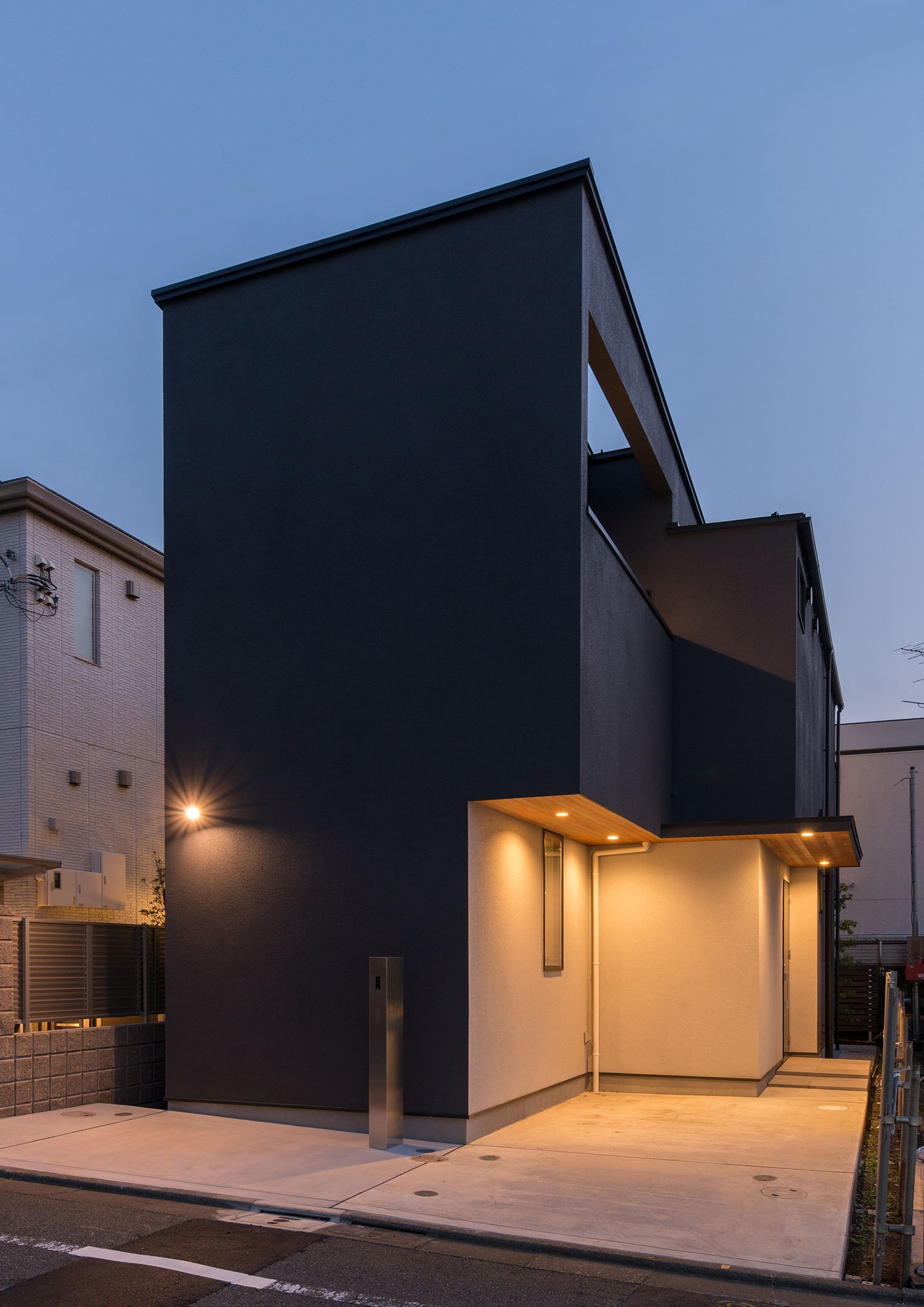 外壁や軒天井に照明が取り付けられたモノトーンの外壁の家・デザイン住宅 注文住宅・デザイン住宅建築実例_『CASE597 Ambiguous Expression』_外観