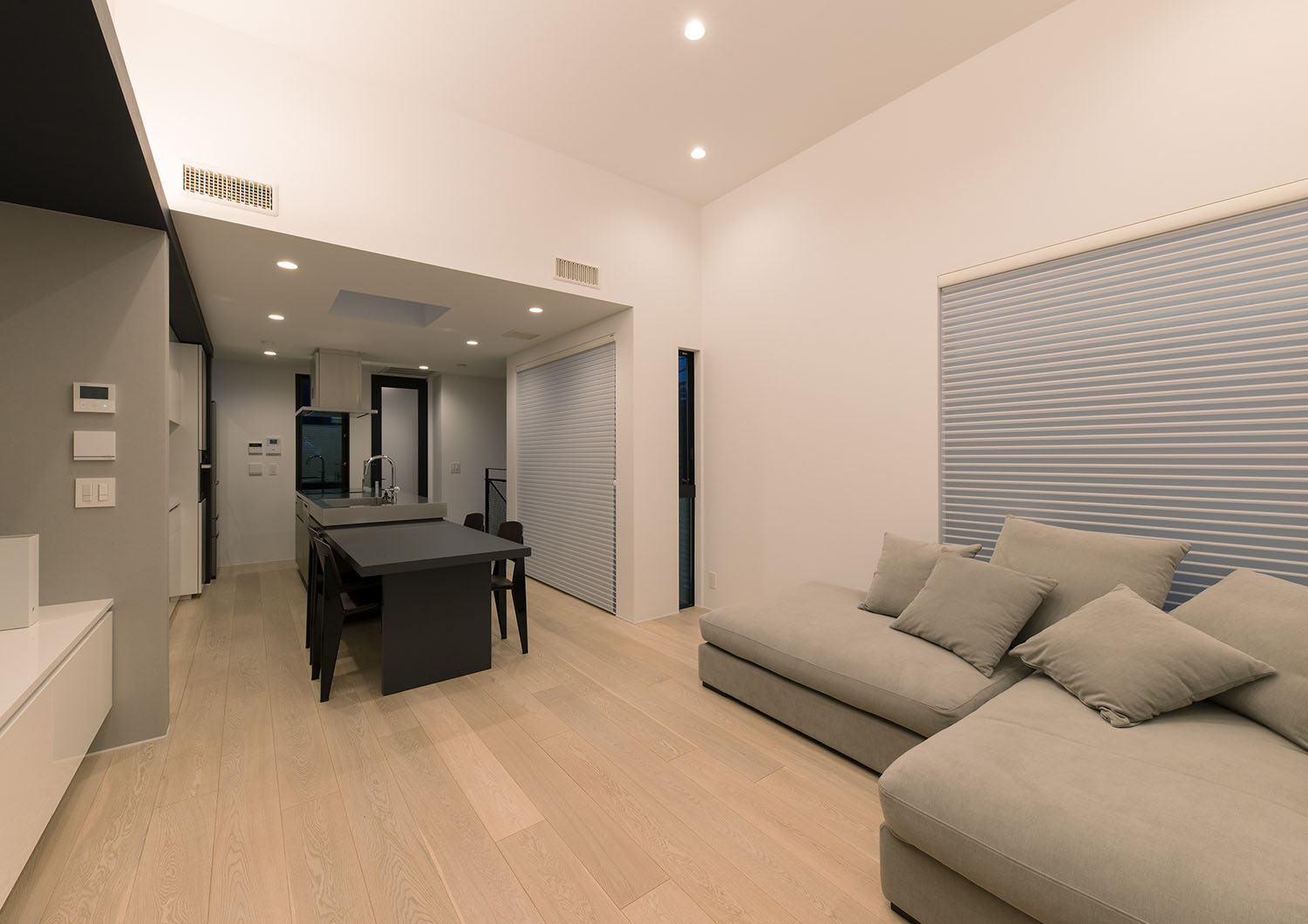 天井にダウンライトを取り付けた高天井のLDK・デザイン住宅 注文住宅・デザイン住宅建築実例_『CASE597 Ambiguous Expression』_LDK