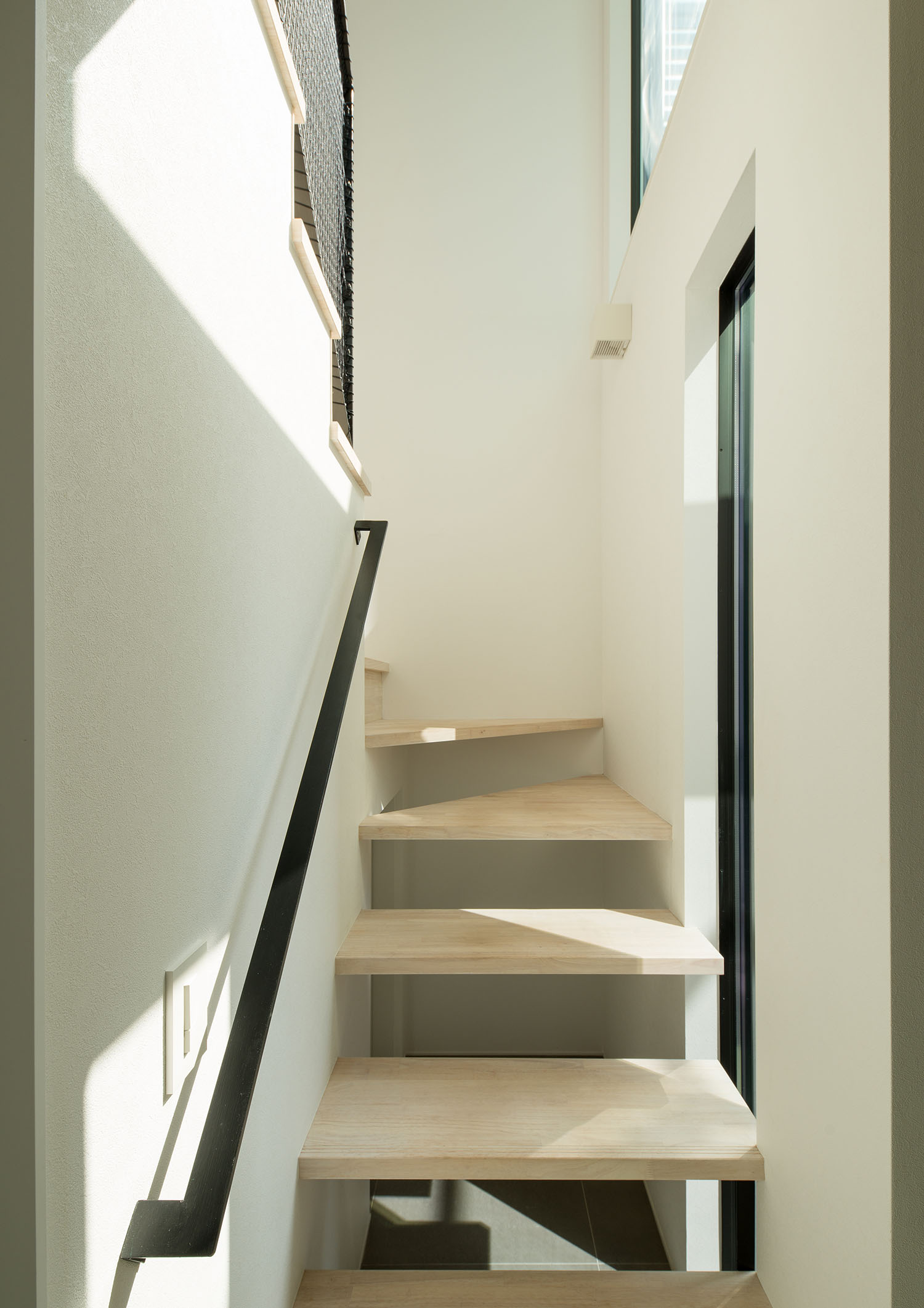 窓から光が入るスケルトン階段の階段室・デザイン住宅 注文住宅・デザイン住宅建築実例_『CASE597 Ambiguous Expression』_階段