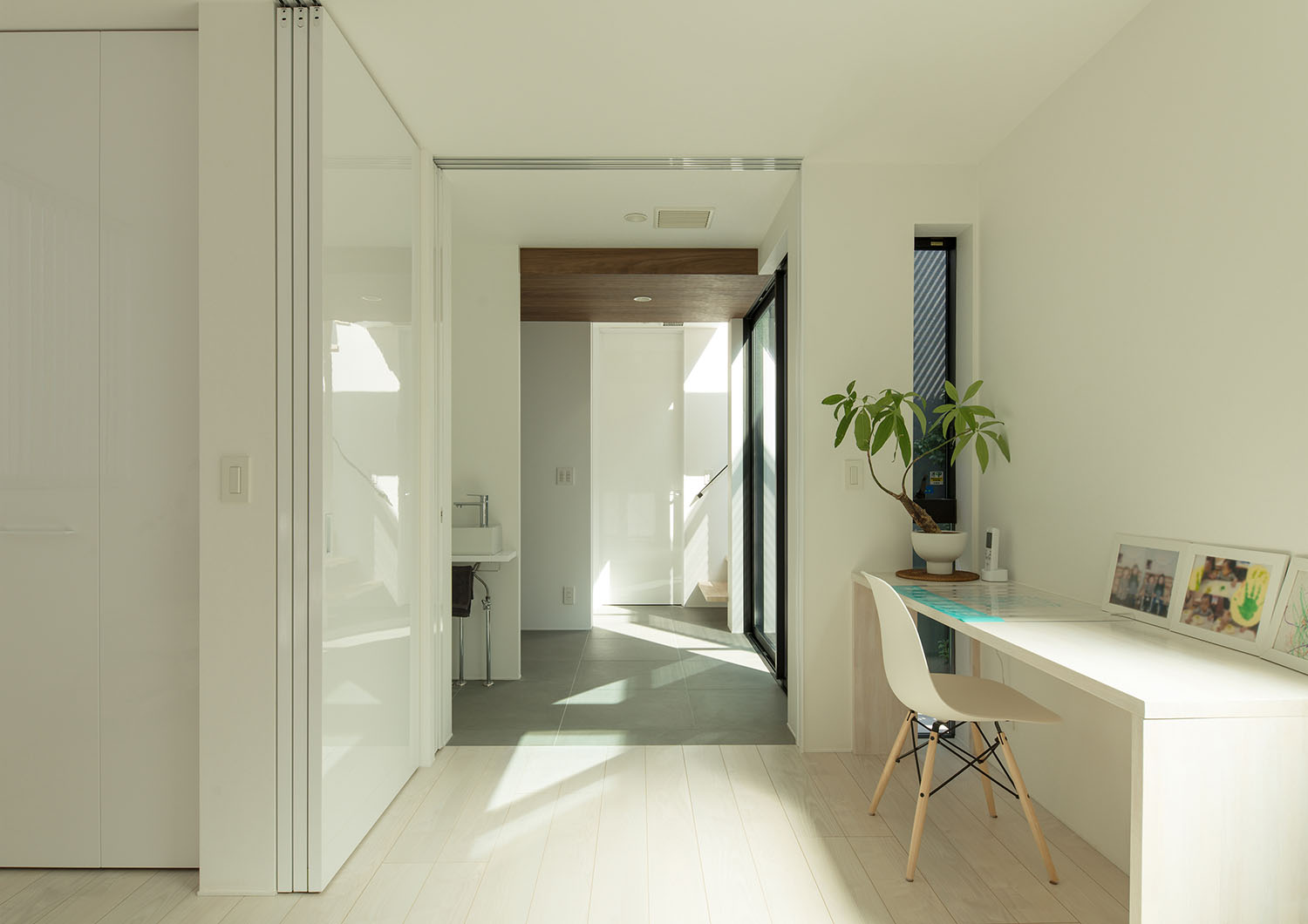 白を基調とした、壁付けデスクがある子供部屋・デザイン住宅 注文住宅・デザイン住宅建築実例_『CASE597 Ambiguous Expression』_子供部屋