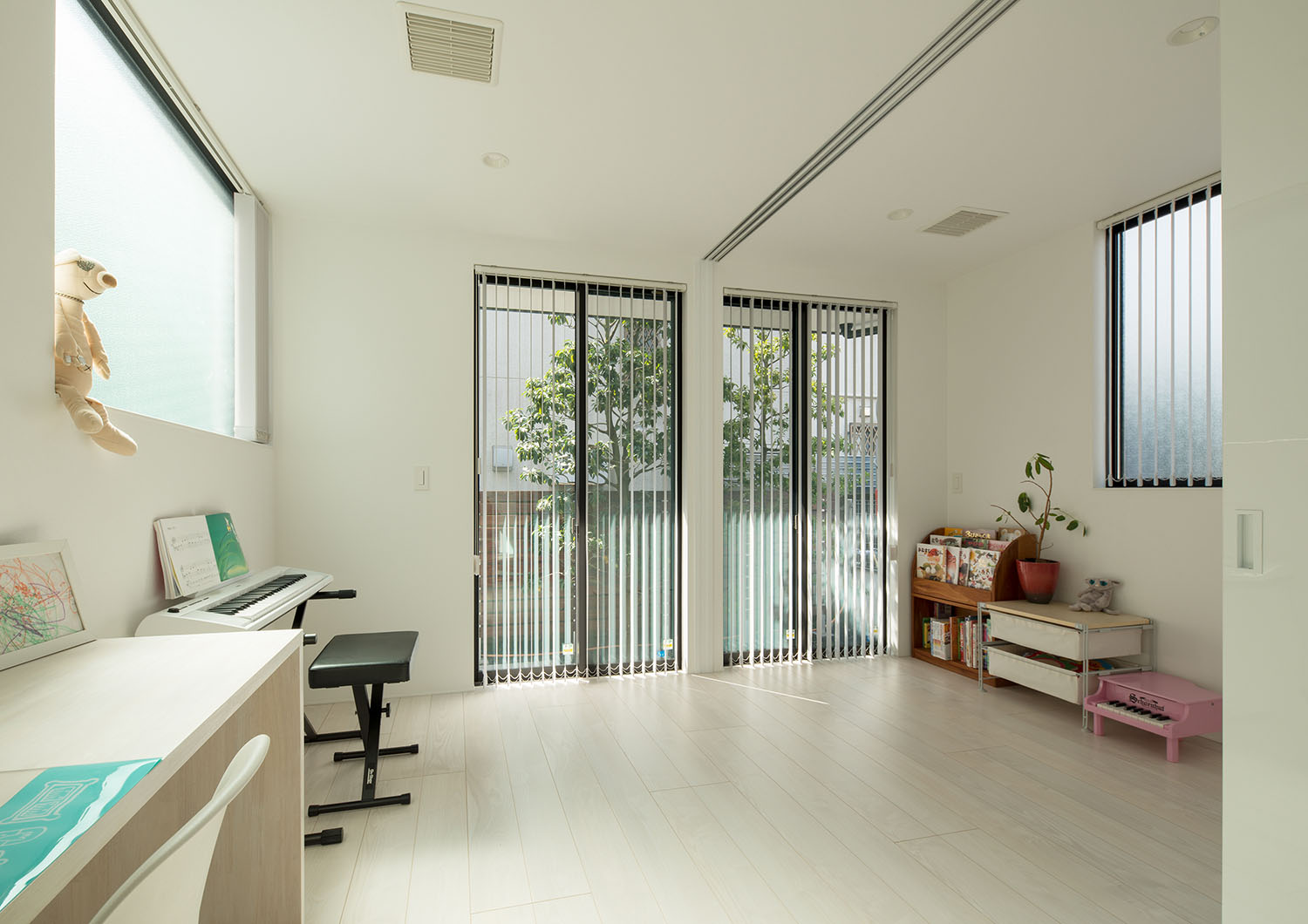 窓にブラインドを取り付けた、引き戸で仕切ることが出来る子供部屋・デザイン住宅 注文住宅・デザイン住宅建築実例_『CASE597 Ambiguous Expression』_子供部屋