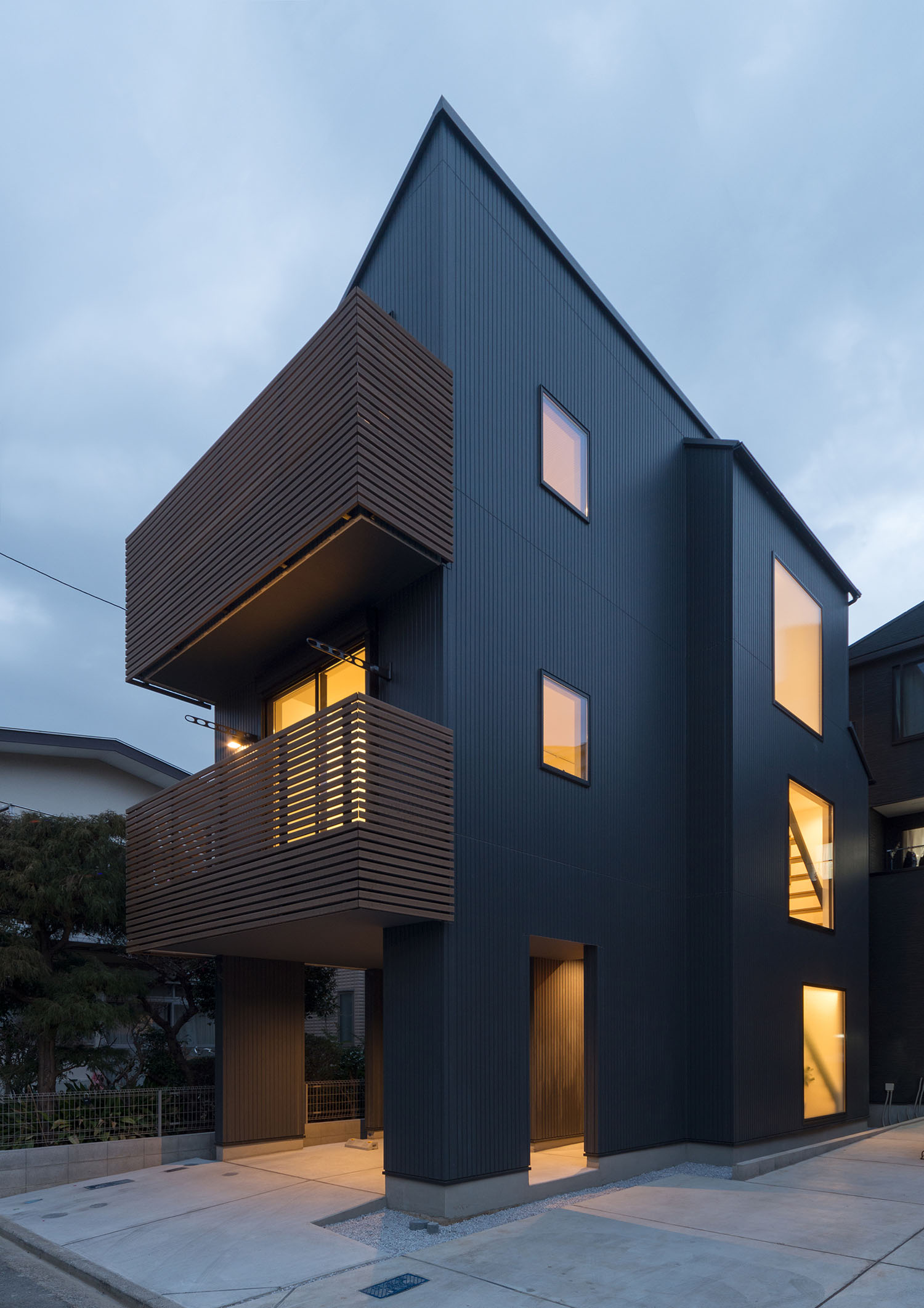 ベランダのある三階建て住宅を斜めから見た様子・デザイン住宅 注文住宅・デザイン住宅建築実例_『CASE599 日向ぼっこしたくなる階段のある家』_外観