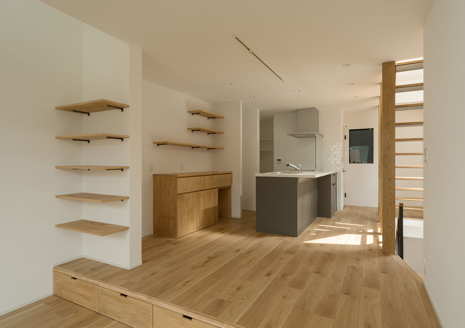 カウンターキッチンがある、壁付け棚や床下収納があるLDK・デザイン住宅 注文住宅・デザイン住宅建築実例_『CASE599 日向ぼっこしたくなる階段のある家』_LDK