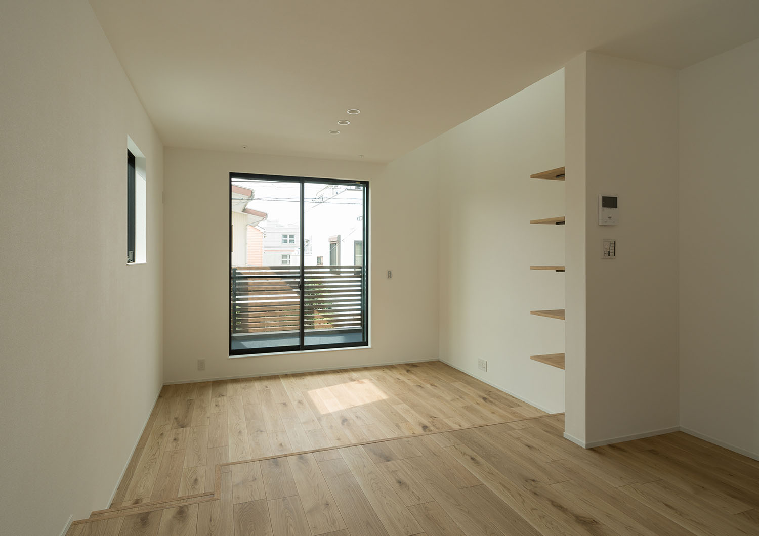 ベランダに面した、床の高さを変えたLDK・デザイン住宅 注文住宅・デザイン住宅建築実例_『CASE599 日向ぼっこしたくなる階段のある家』_LDK