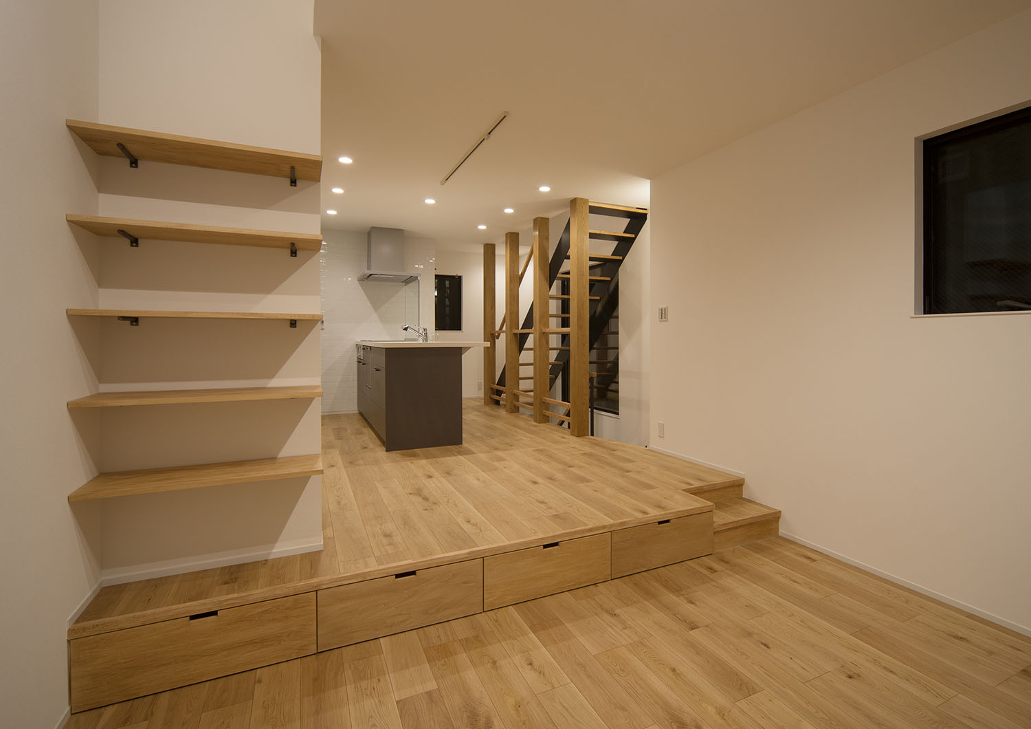 木の壁付け棚を設けた、床下収納のあるフローリングのLDK・デザイン住宅 注文住宅・デザイン住宅建築実例_『CASE599 日向ぼっこしたくなる階段のある家』_LDK