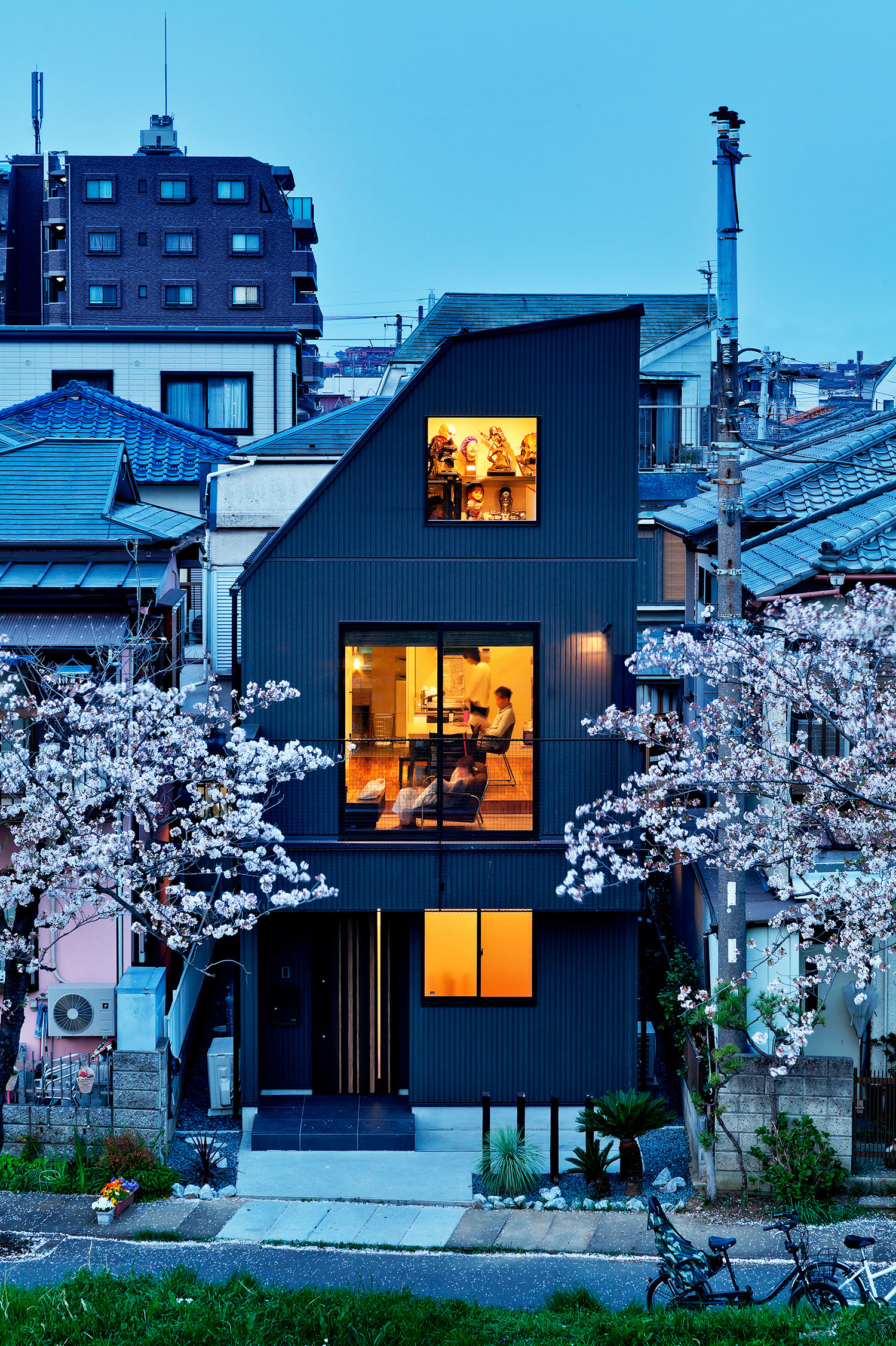 大きな窓がある斜め屋根の家で、周りに桜が咲いている様子・デザイン住宅 注文住宅・デザイン住宅建築実例_『CASE604 “LIKE”』_外観