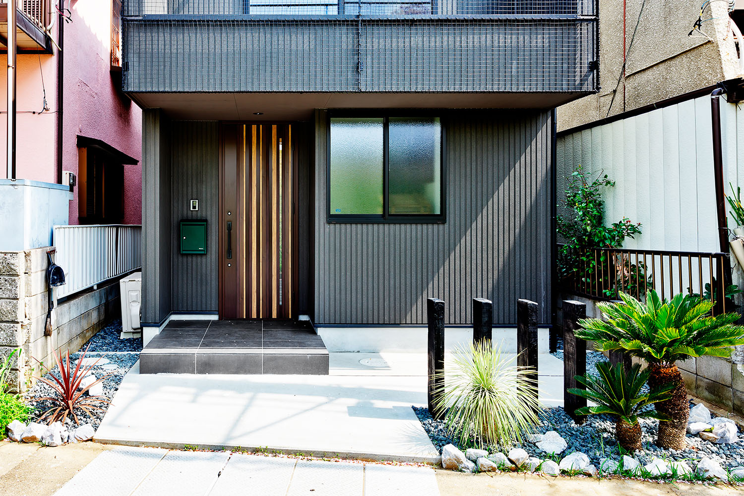 ブラウンの玄関扉がある黒い外壁の家・デザイン住宅 注文住宅・デザイン住宅建築実例_『CASE604 “LIKE”』_外観