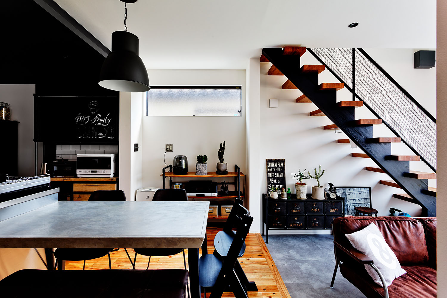 リビングイン階段がある、床の色を切り替えたLDK・デザイン住宅 注文住宅・デザイン住宅建築実例_『CASE604 “LIKE”』_LDK