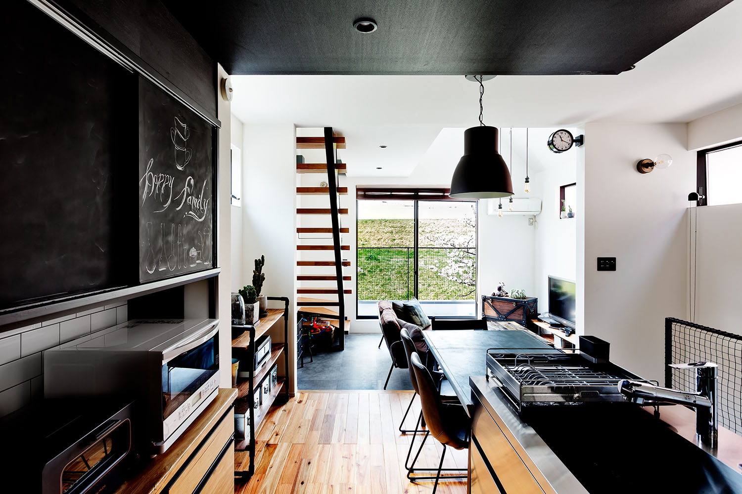 キッチンの壁や天井を黒くした、リビングイン階段のあるLDK・デザイン住宅 注文住宅・デザイン住宅建築実例_『CASE604 “LIKE”』_LDK