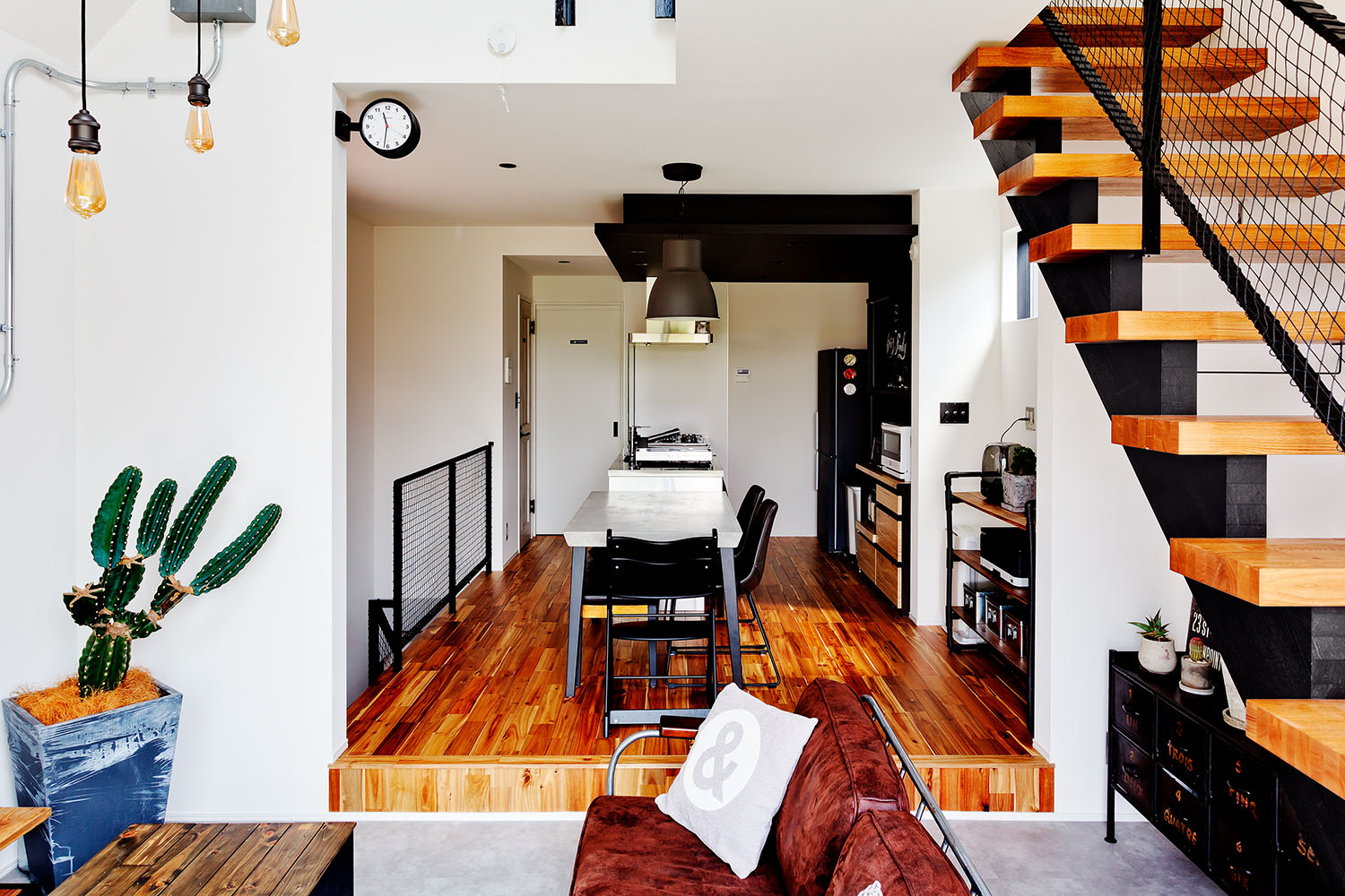 ダイニングとキッチンが小上がりになっているリビングイン階段のあるLDK・デザイン住宅 注文住宅・デザイン住宅建築実例_『CASE604 “LIKE”』_LDK