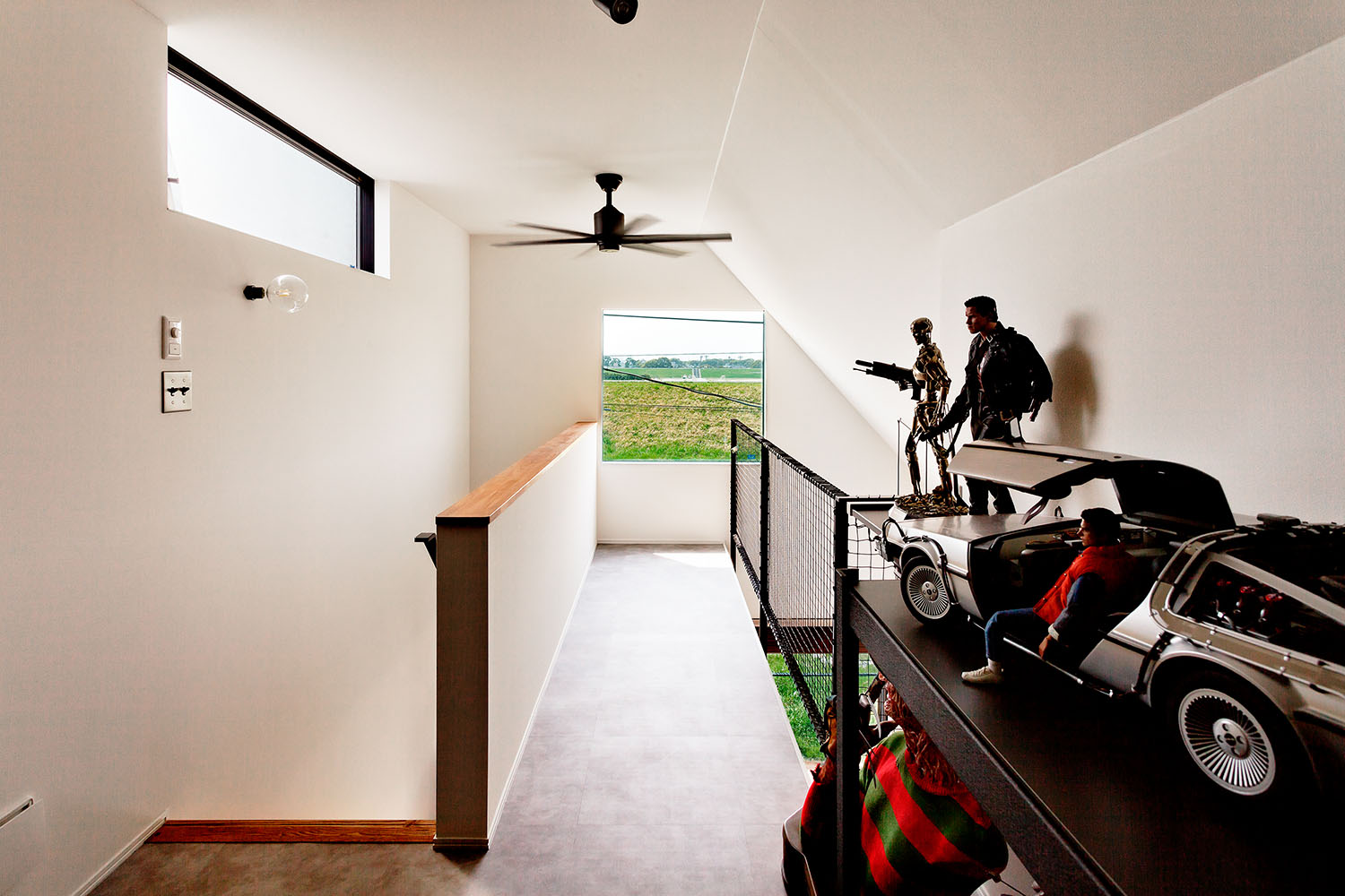 母屋下がりのロフトに、フィギュアを飾る棚や正方形の窓がある様子・デザイン住宅 注文住宅・デザイン住宅建築実例_『CASE604 “LIKE”』_フリースペース