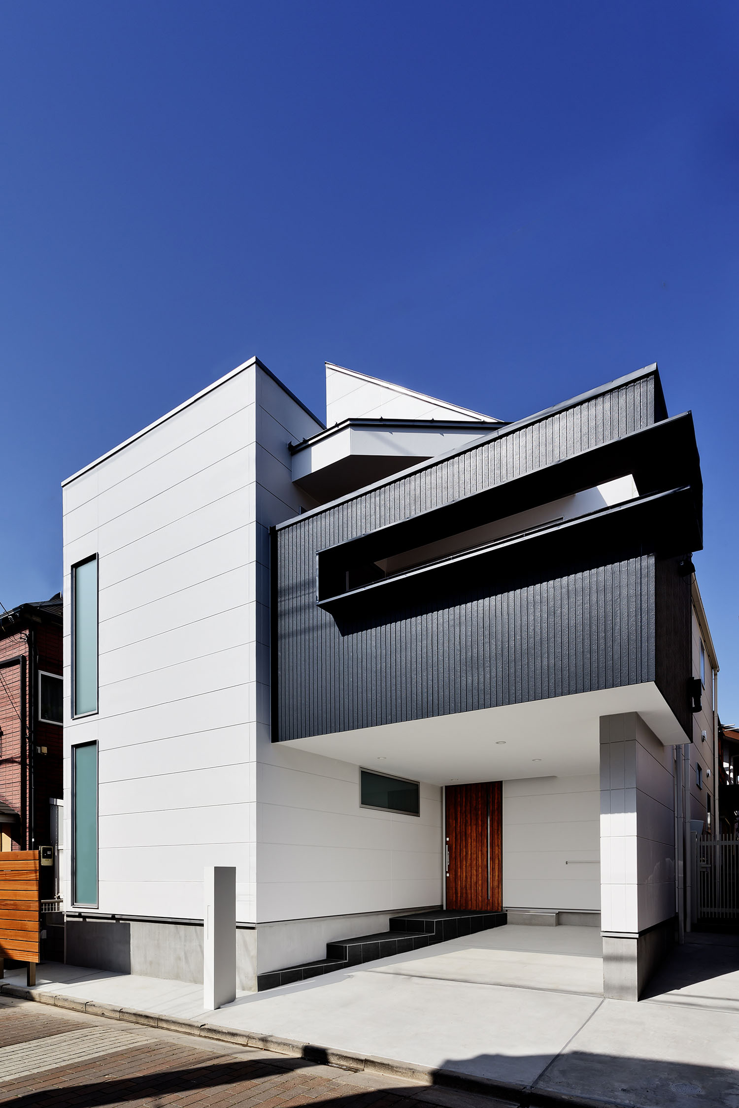 バルコニー部分を黒く塗った、白い外壁の住宅・デザイン住宅 注文住宅・デザイン住宅建築実例_『CASE618 陽が射す家』_外観