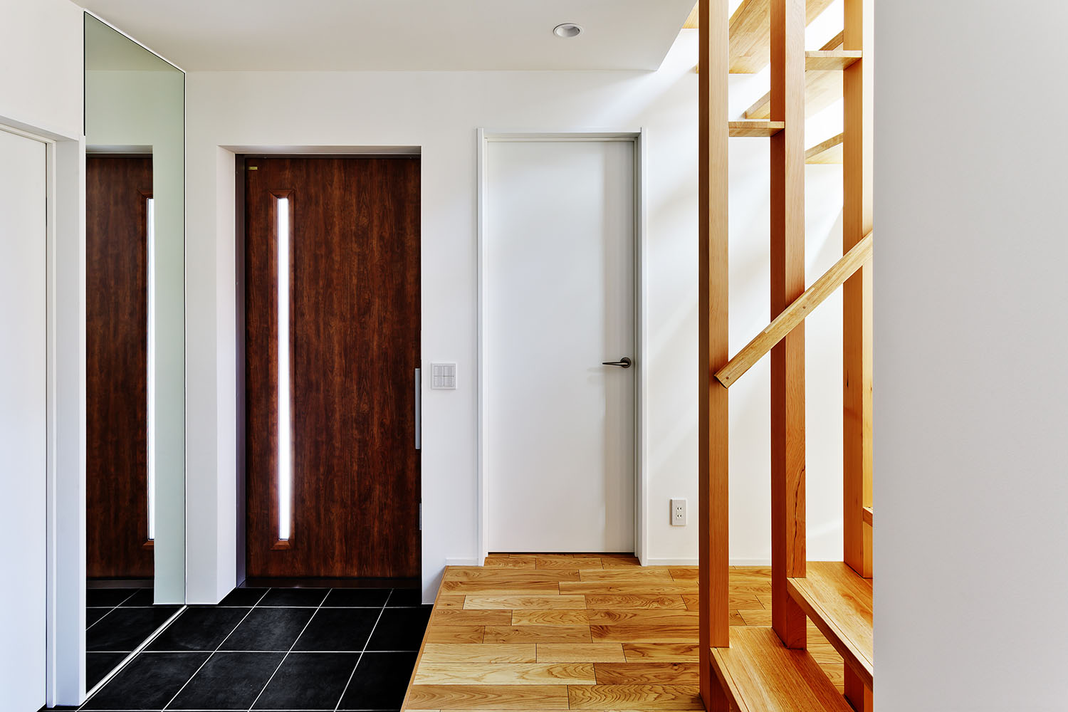 スリットの入った木の扉がある玄関・デザイン住宅 注文住宅・デザイン住宅建築実例_『CASE618 陽が射す家』_玄関