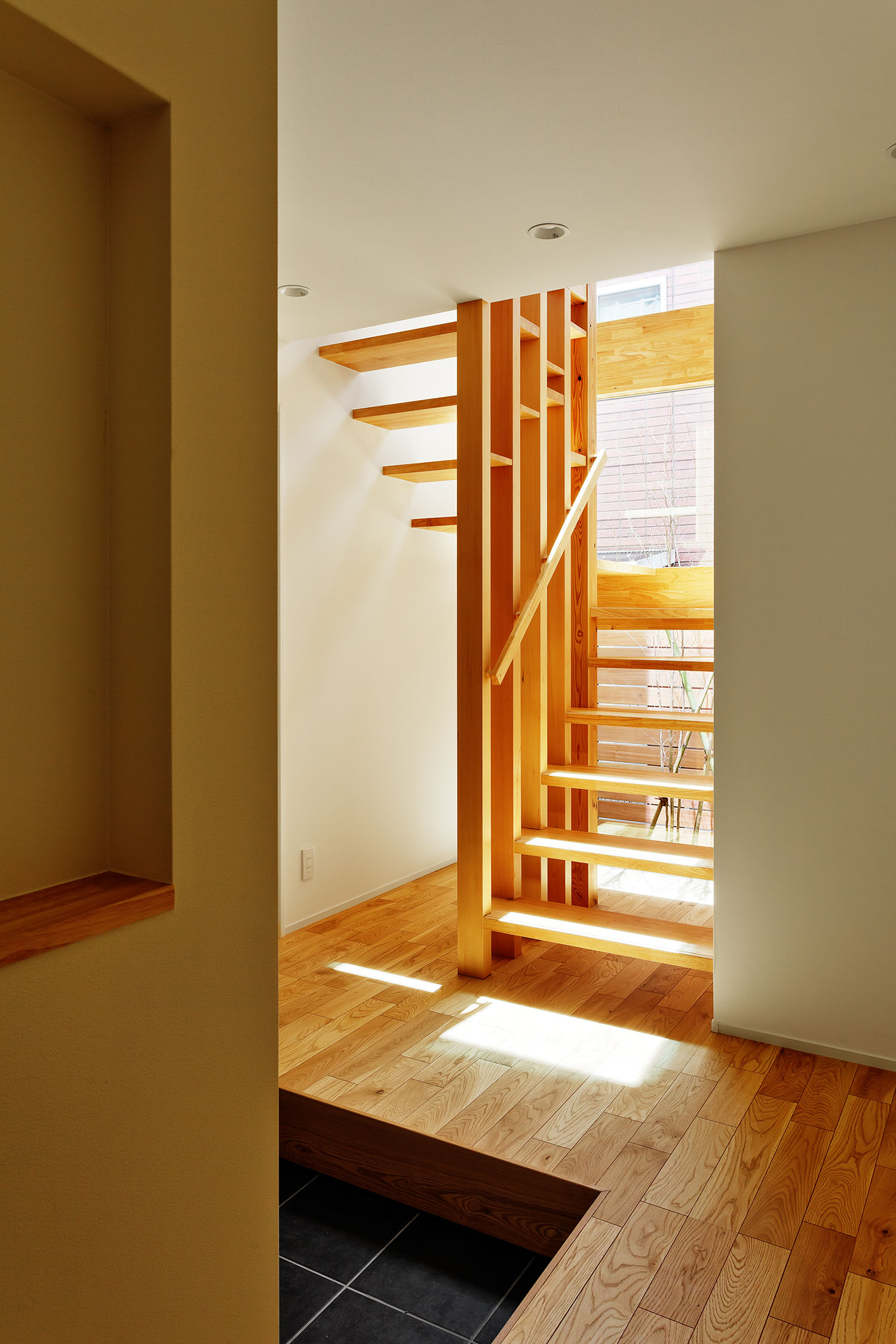 玄関のそばにスケルトン階段が見える様子・デザイン住宅 注文住宅・デザイン住宅建築実例_『CASE618 陽が射す家』_玄関