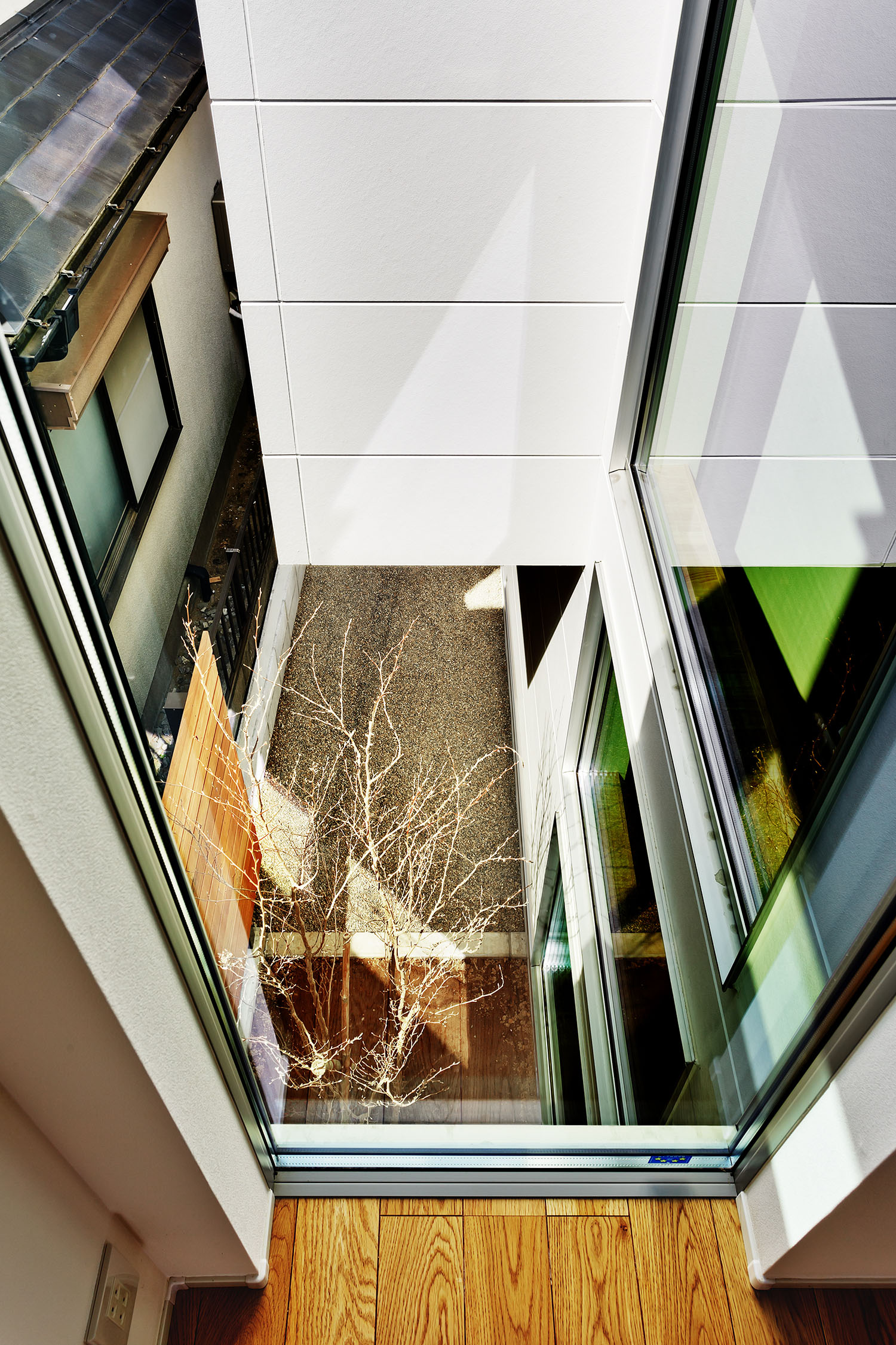 窓から中庭の植栽を見下ろした様子・デザイン住宅 注文住宅・デザイン住宅建築実例_『CASE618 陽が射す家』_中庭