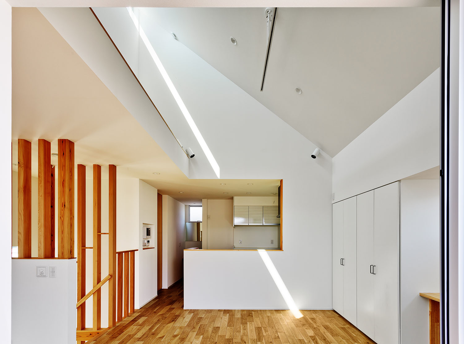 天窓から光が入る斜め屋根のLDK・デザイン住宅 注文住宅・デザイン住宅建築実例_『CASE618 陽が射す家』_LDK