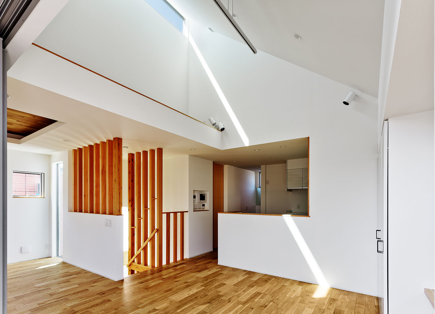 階段部分にルーバーを取り付けた、天窓のあるLDK・デザイン住宅 注文住宅・デザイン住宅建築実例_『CASE618 陽が射す家』_LDK