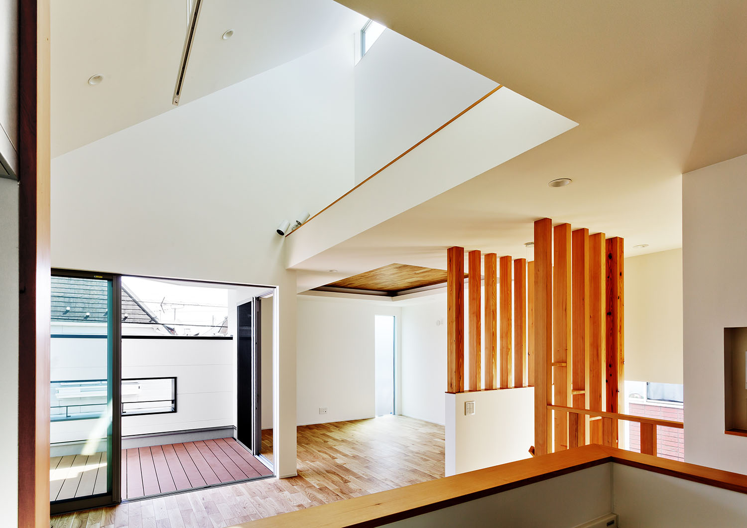 天窓や大開口窓があるLDK・デザイン住宅 注文住宅・デザイン住宅建築実例_『CASE618 陽が射す家』_LDK