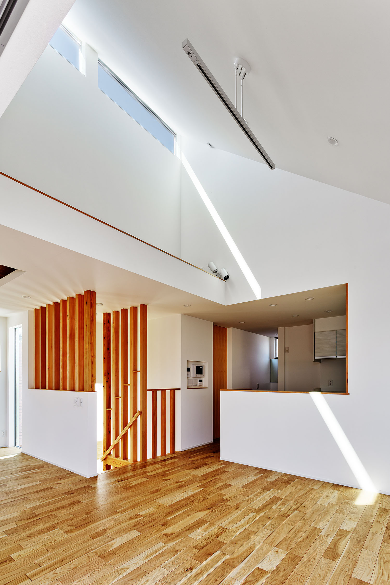 天窓から光が入る高天井のLDK・デザイン住宅 注文住宅・デザイン住宅建築実例_『CASE618 陽が射す家』_LDK