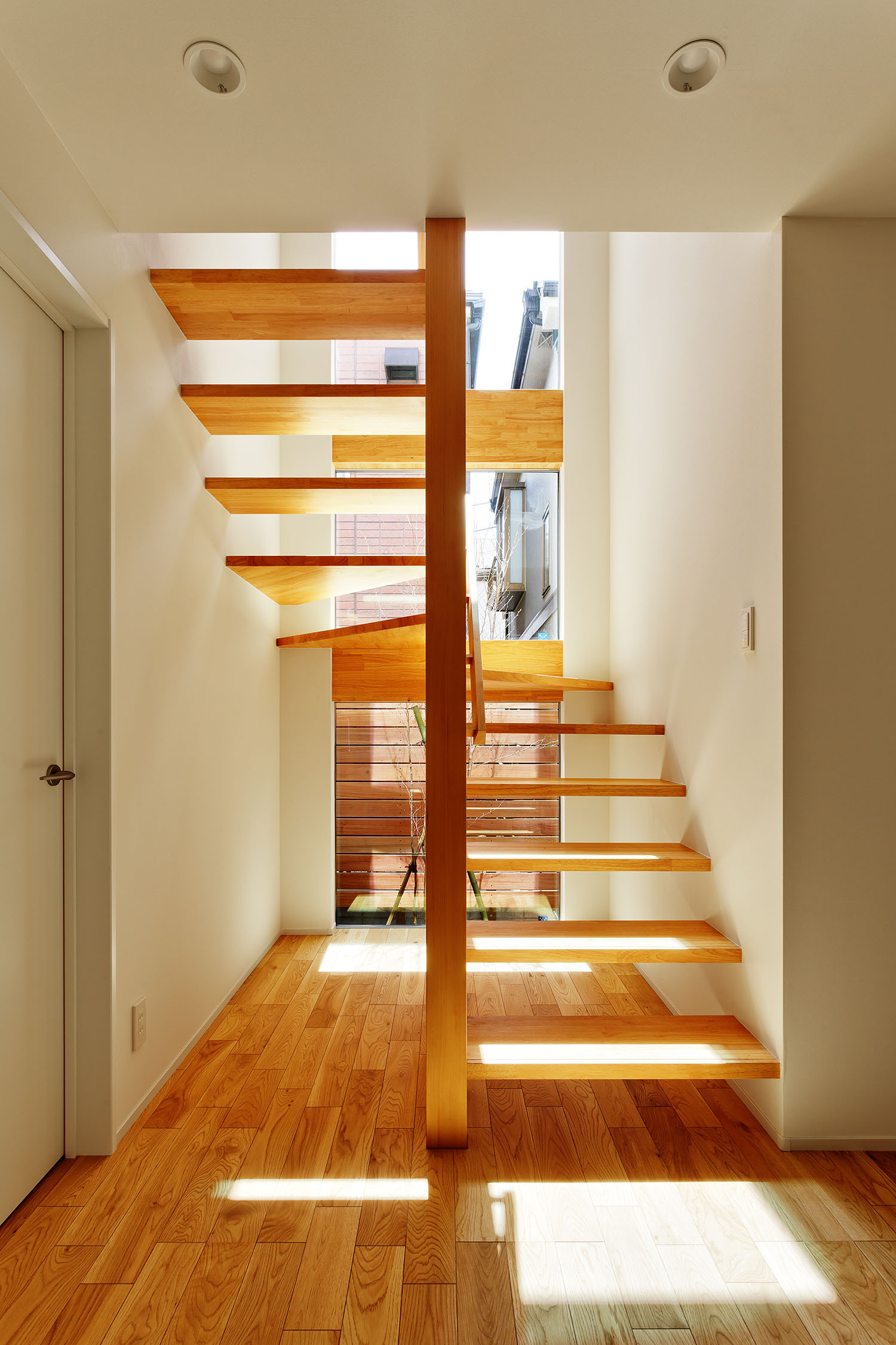 フローリングと近い色の木材で作られたスケルトン階段・デザイン住宅 注文住宅・デザイン住宅建築実例_『CASE618 陽が射す家』_階段