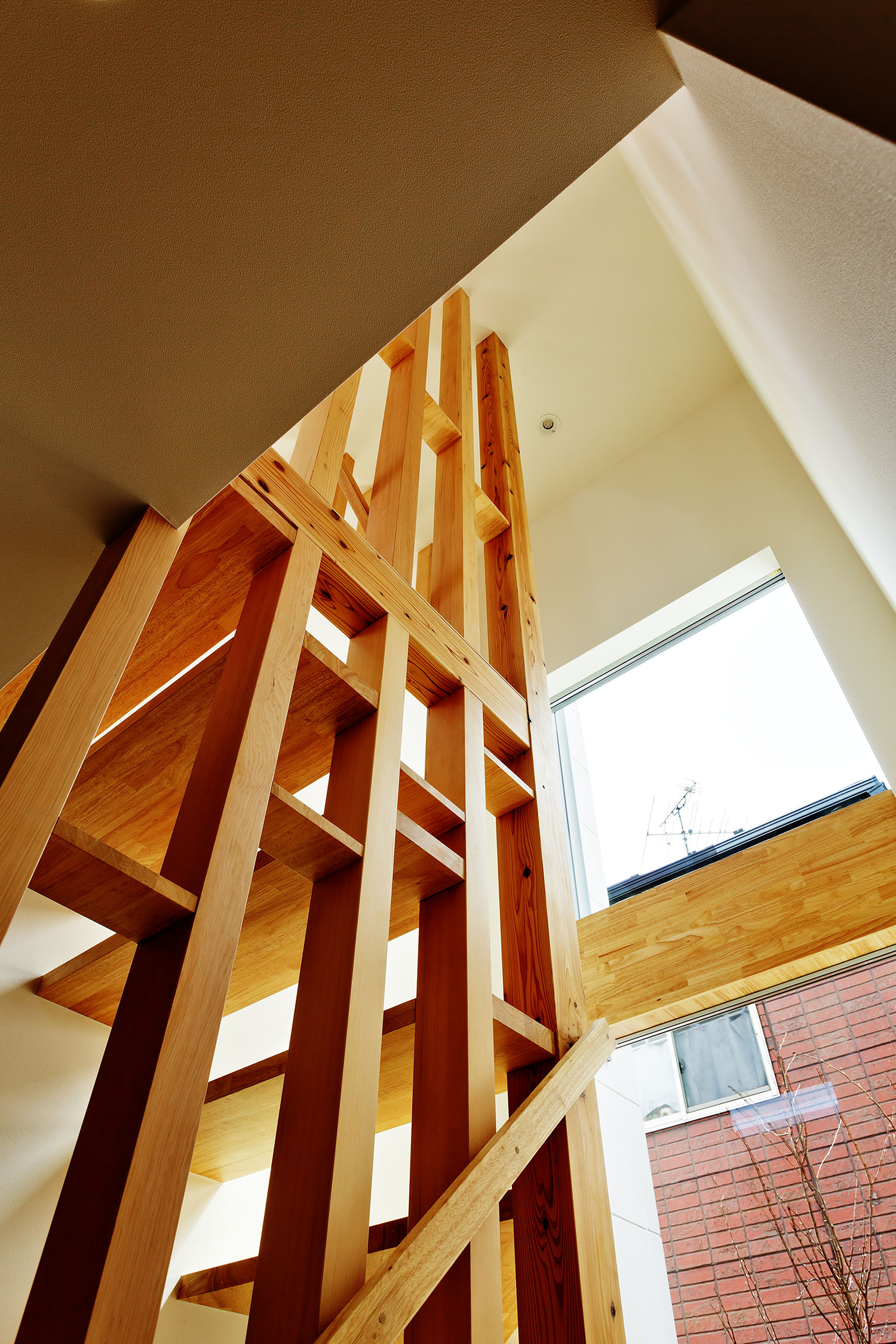 ルーバーの壁が作られた吹き抜けになった階段部分・デザイン住宅 注文住宅・デザイン住宅建築実例_『CASE618 陽が射す家』_階段