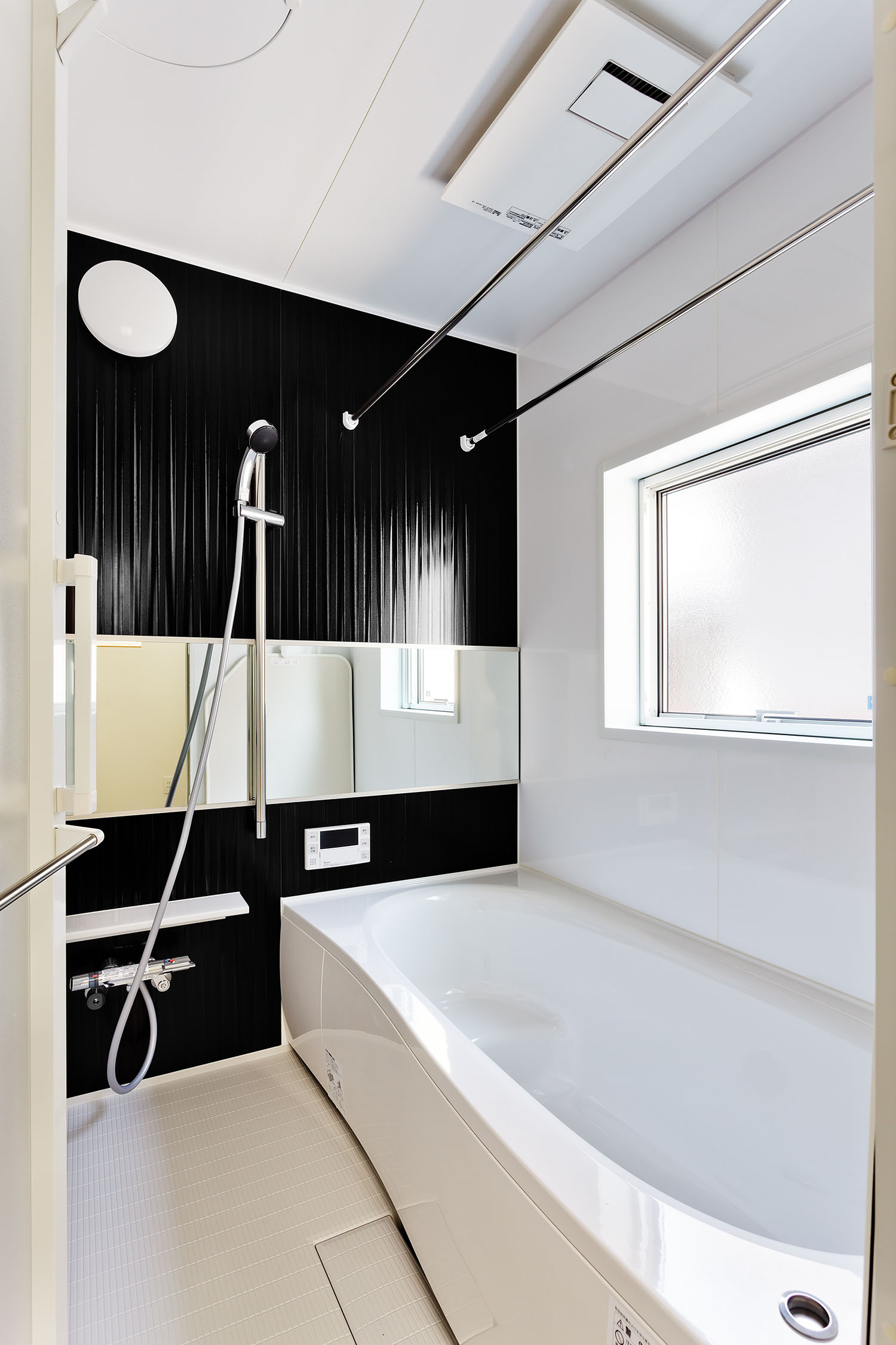 黒のアクセントクロスがあるユニットバス・デザイン住宅 注文住宅・デザイン住宅建築実例_『CASE618 陽が射す家』_浴室・洗面所
