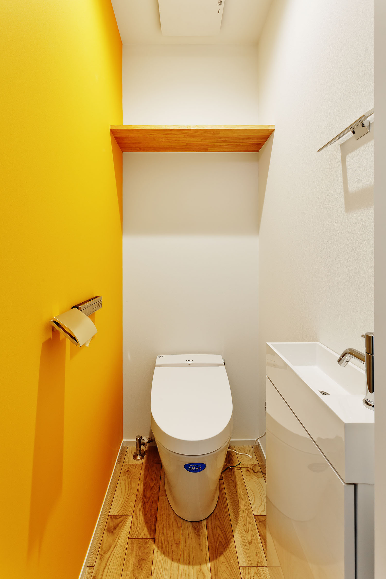 黄色いアクセントクロスを設けた薄型手洗いのあるトイレ・デザイン住宅 注文住宅・デザイン住宅建築実例_『CASE618 陽が射す家』_トイレ