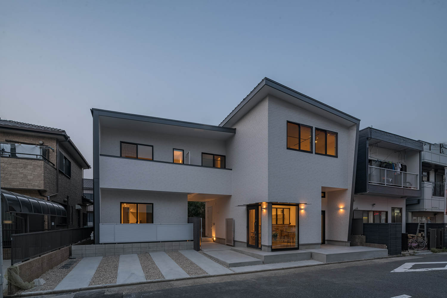 一階がカフェになった白い外壁のアパートメント・デザイン住宅 注文住宅・デザイン住宅建築実例_『CASE623 HOUSest-Life+Cafe』_外観