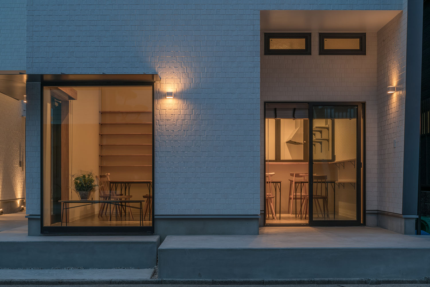 壁に間接照明が取り付けられた白い外壁のカフェ・デザイン住宅 注文住宅・デザイン住宅建築実例_『CASE623 HOUSest-Life+Cafe』_外観