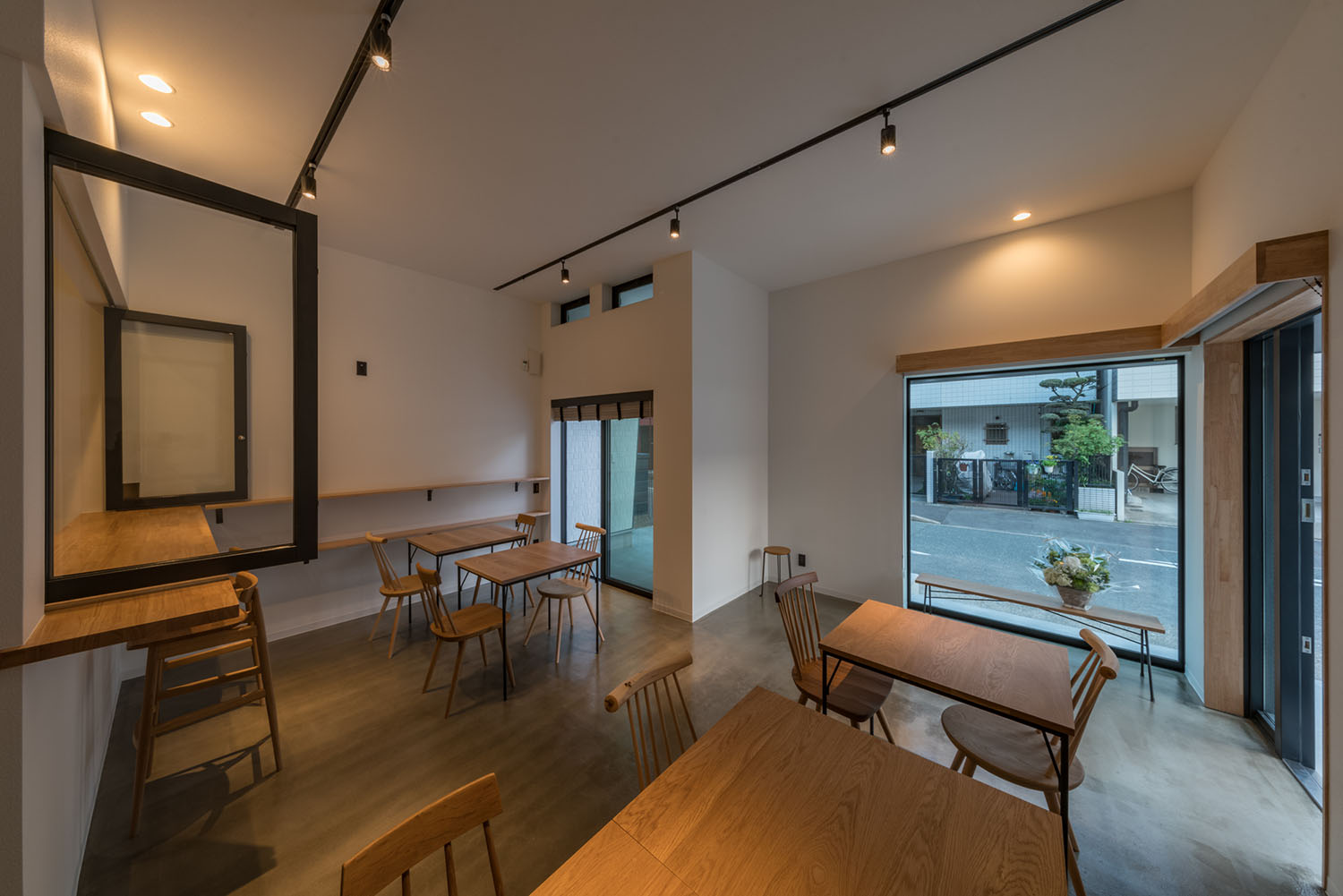 天井にスポットライトが取り付けられた、木のテーブルが並んだカフェ・デザイン住宅 注文住宅・デザイン住宅建築実例_『CASE623 HOUSest-Life+Cafe』_LDK