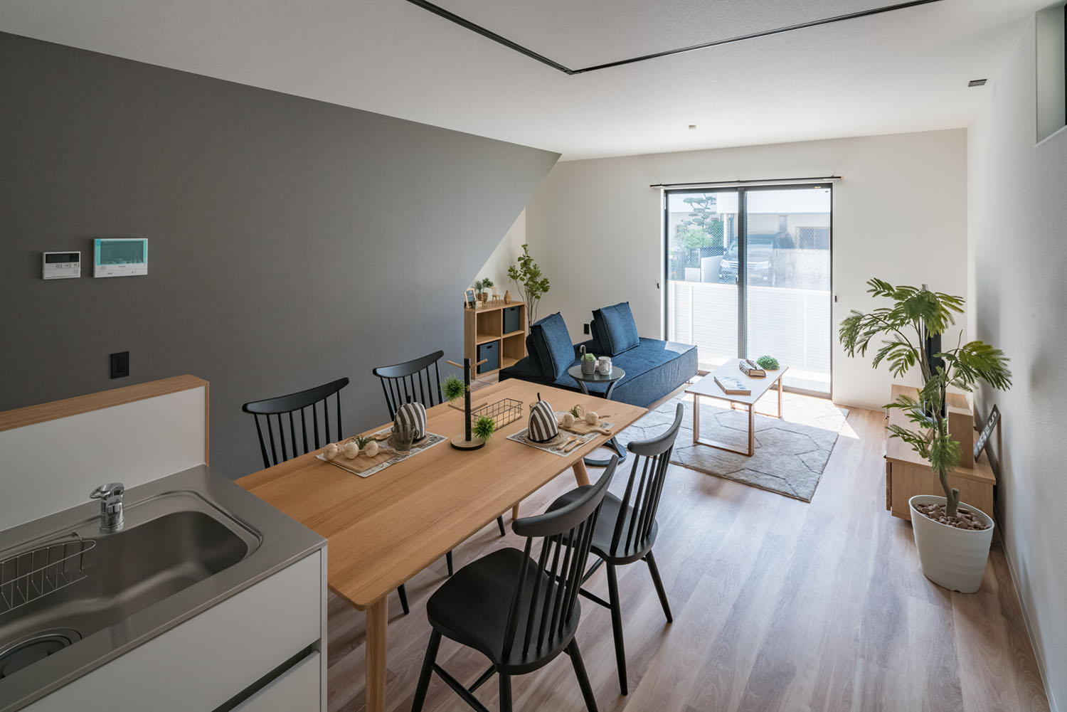 キッチンの隣に四人掛けの木製のテーブルが置かれたLDK・デザイン住宅 注文住宅・デザイン住宅建築実例_『CASE623 HOUSest-Life+Cafe』_キッチン