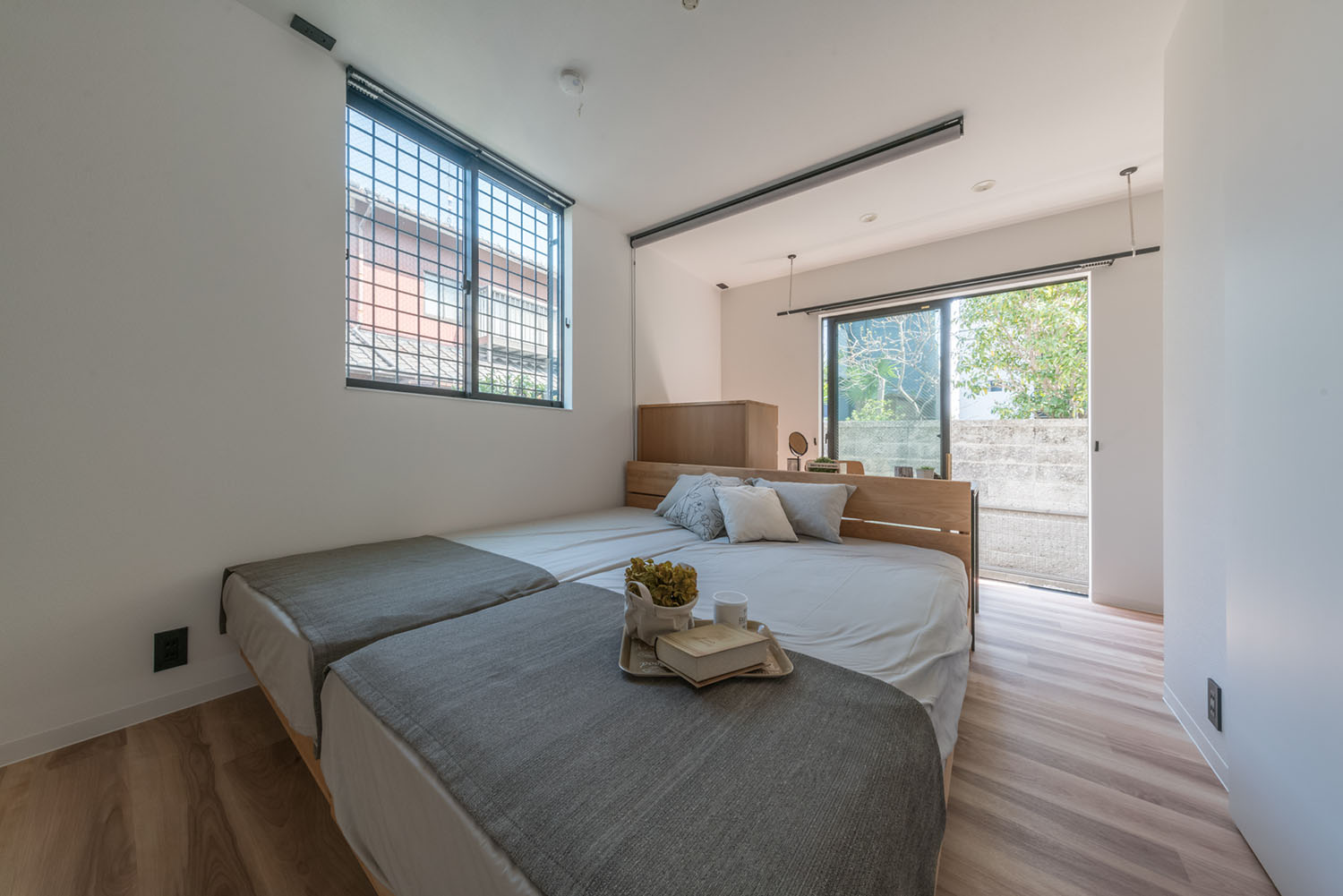 外に出られる窓があるベッドが二台並んだLDK・デザイン住宅 注文住宅・デザイン住宅建築実例_『CASE623 HOUSest-Life+Cafe』_寝室