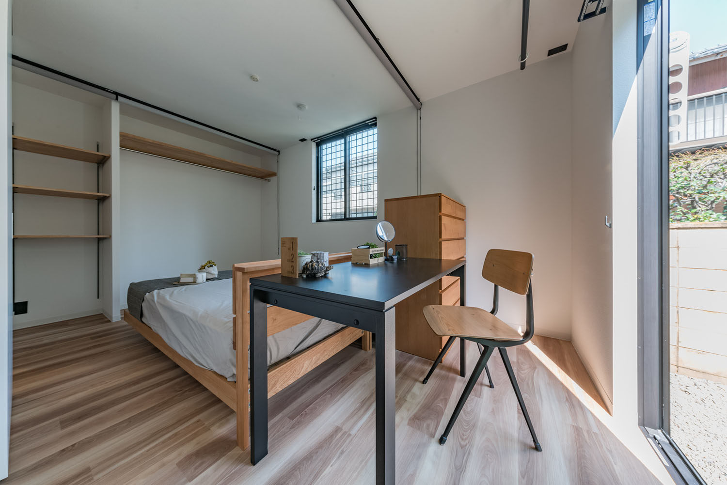 ベッドの後ろに黒いデスクが置かれた寝室・デザイン住宅 注文住宅・デザイン住宅建築実例_『CASE623 HOUSest-Life+Cafe』_書斎