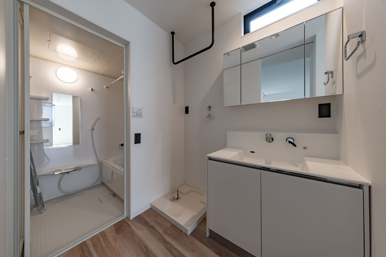白の造作洗面台がある、浴室と繋がった洗面所・デザイン住宅 注文住宅・デザイン住宅建築実例_『CASE623 HOUSest-Life+Cafe』_浴室・洗面所
