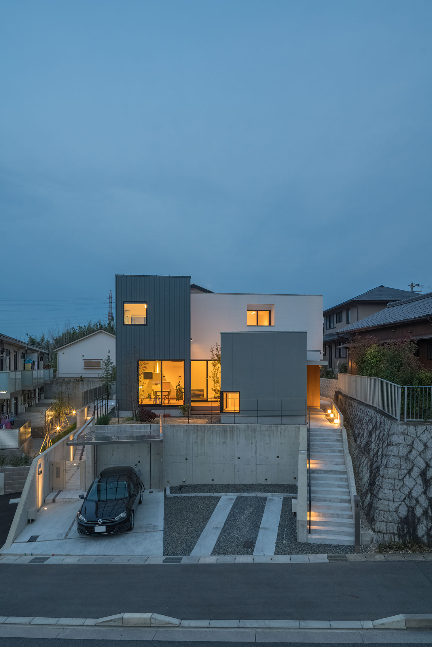 カーポートがある高台に建つRC造の住まい・デザイン住宅 注文住宅・デザイン住宅建築実例_『CASE505 silhouette』_外観