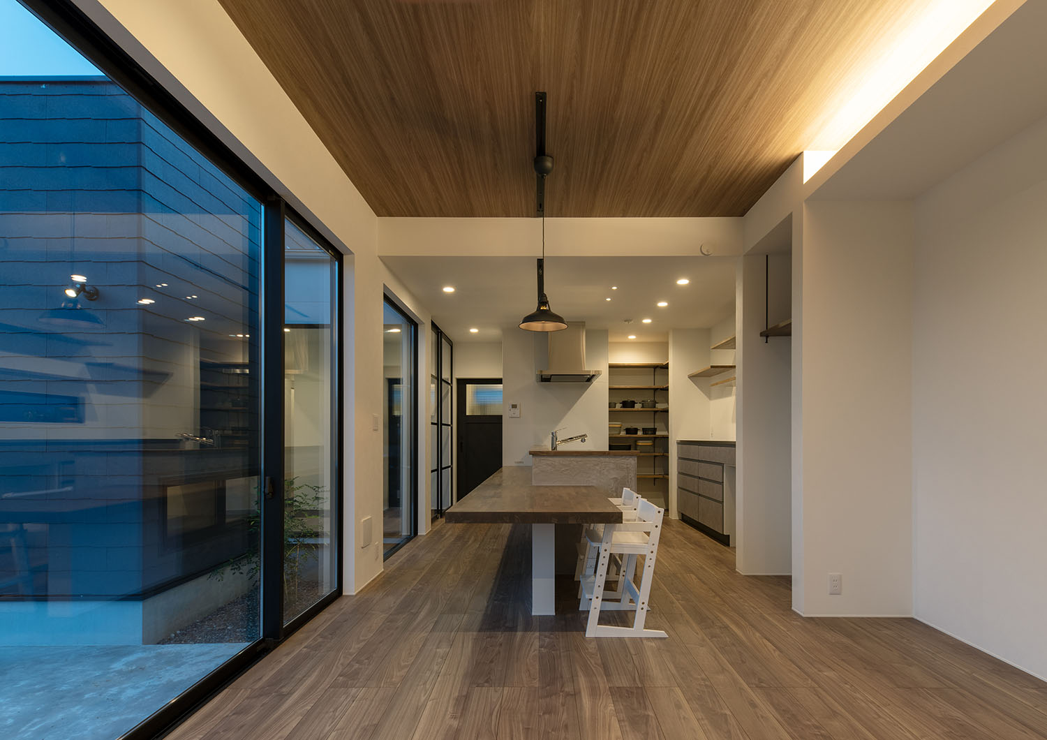 天井に仕込まれた間接照明とダウンライトがLDKを照らす様子・デザイン住宅 注文住宅・デザイン住宅建築実例_『CASE685 flat scale』_LDK