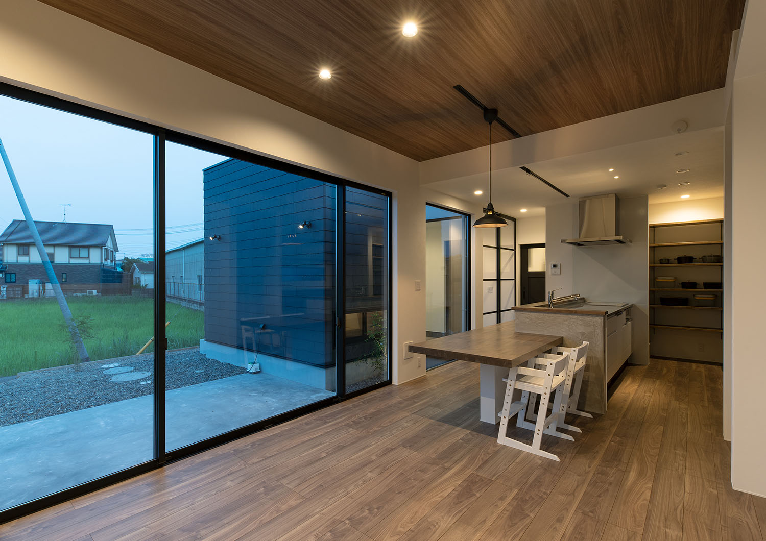 LDKの大きな窓から緑が見える様子・デザイン住宅 注文住宅・デザイン住宅建築実例_『CASE685 flat scale』_LDK