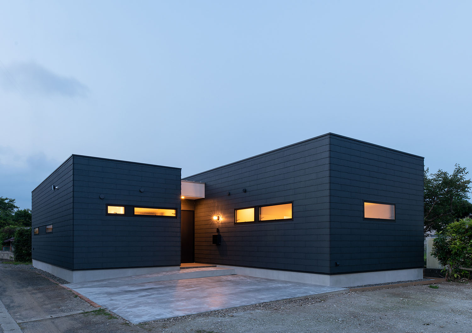 スリット窓から室内の光が漏れるスクエアな平屋住宅・デザイン住宅 注文住宅・デザイン住宅建築実例_『CASE685 flat scale』_外観