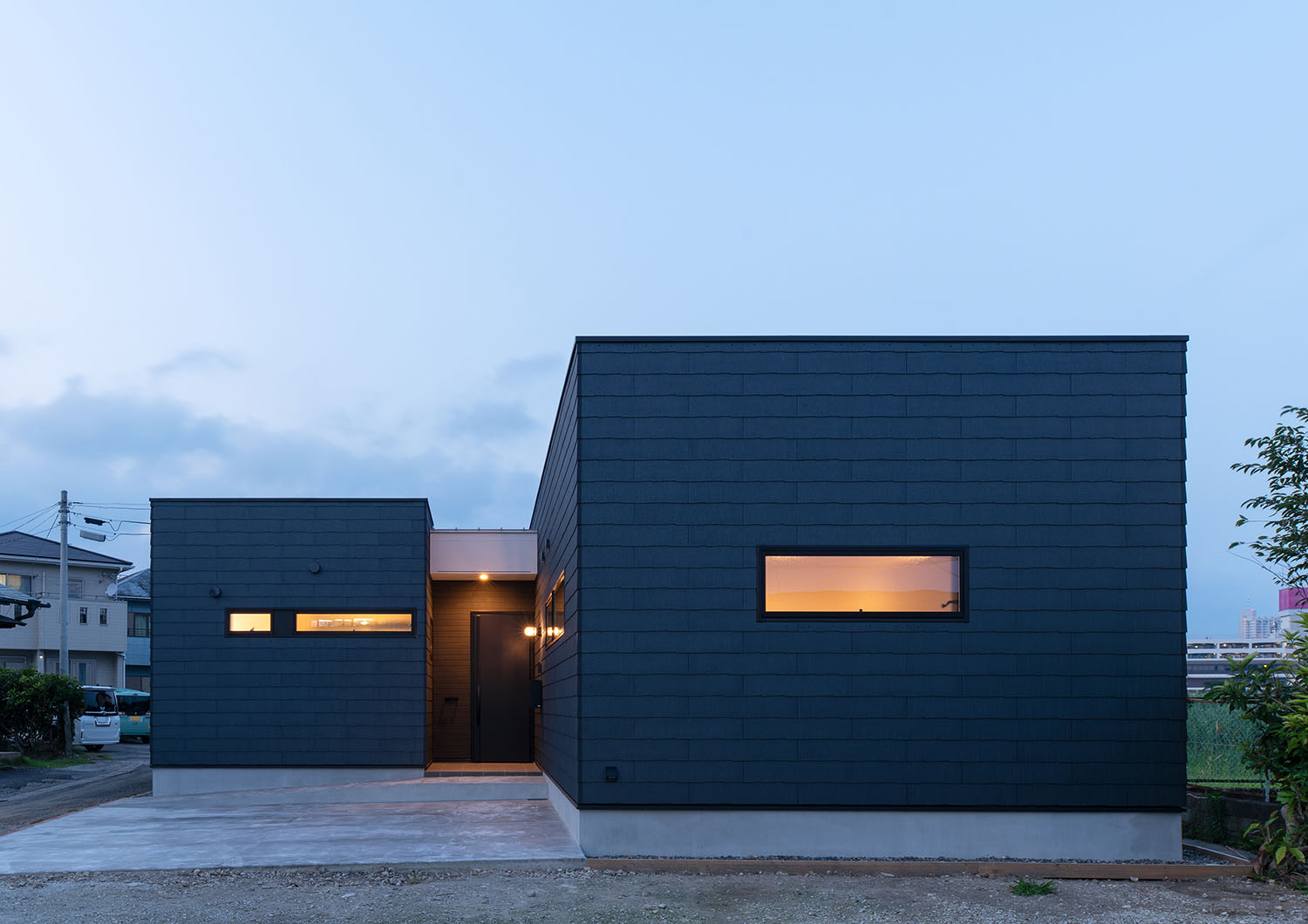 スリット窓から室内の光が漏れるスクエアな平屋住宅・デザイン住宅 注文住宅・デザイン住宅建築実例_『CASE685 flat scale』_外観