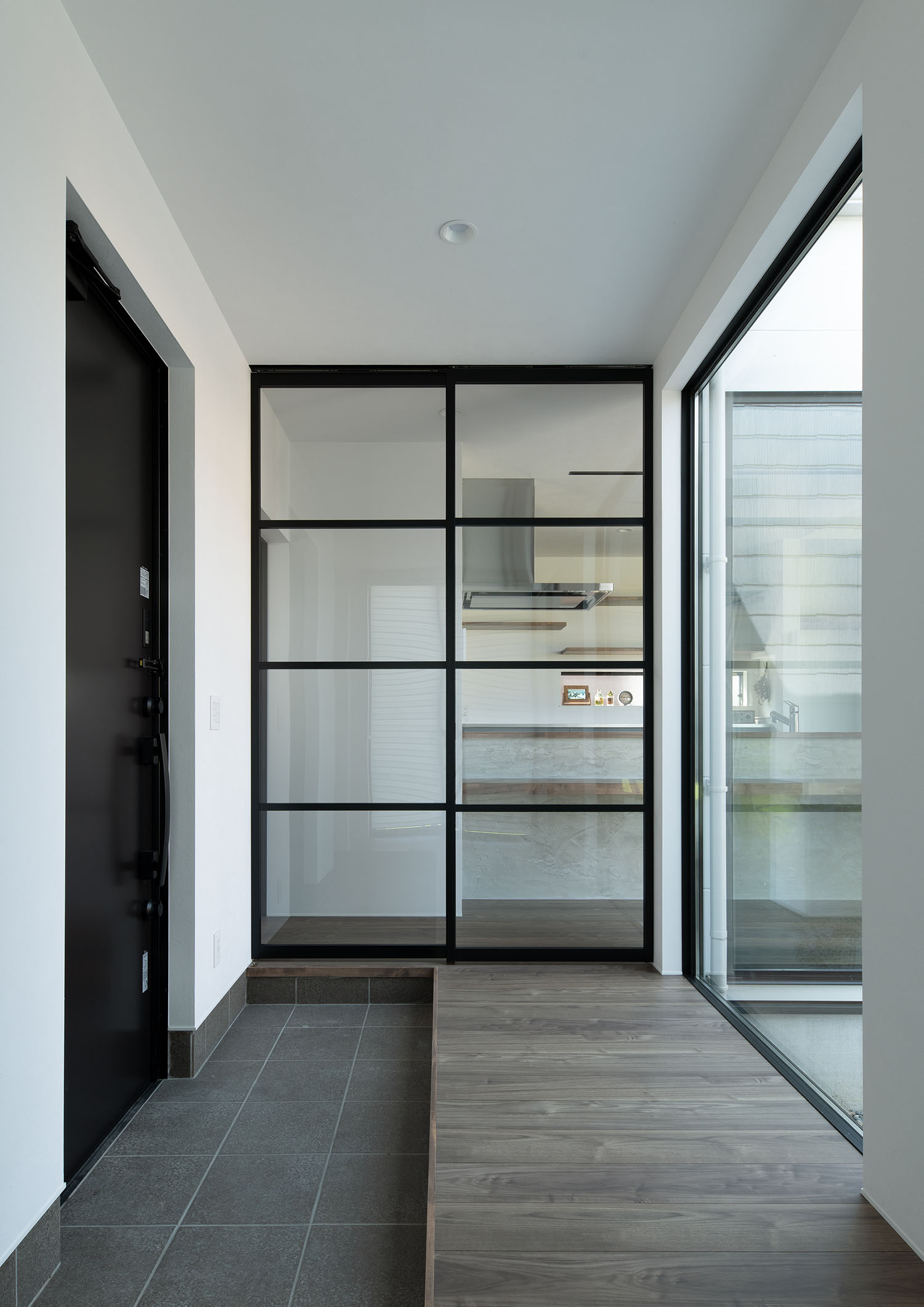 玄関のそばにガラスの引き戸が設けられている空間・デザイン住宅 注文住宅・デザイン住宅建築実例_『CASE685 flat scale』_玄関