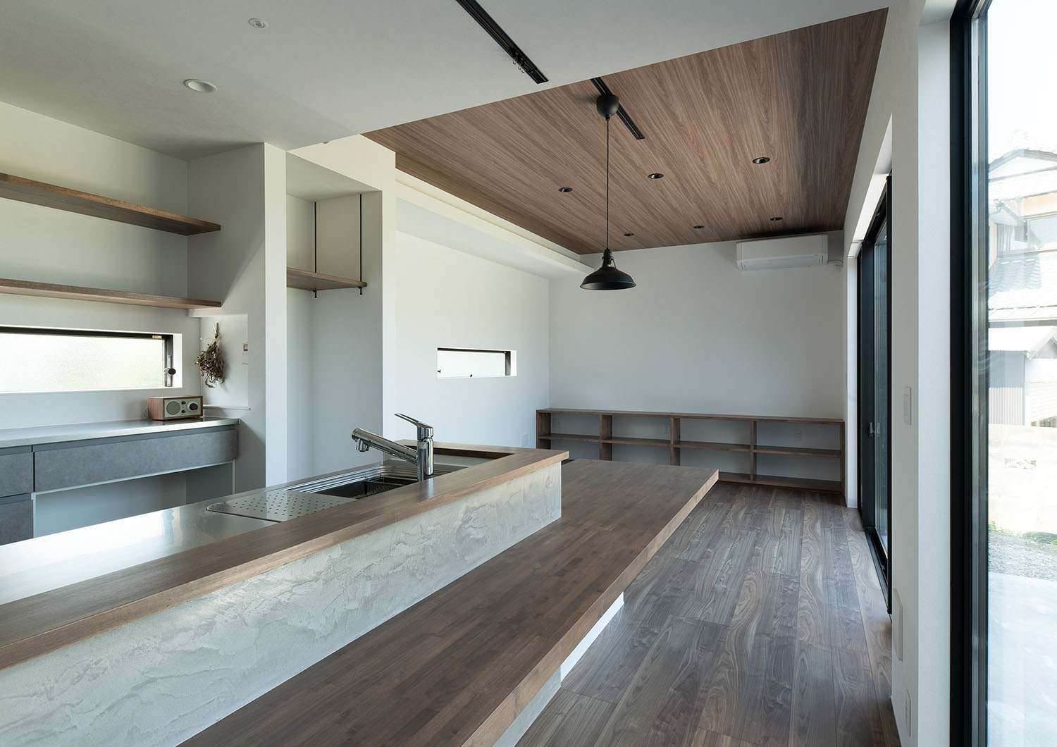 濃い色の木材を使用したLDK・デザイン住宅 注文住宅・デザイン住宅建築実例_『CASE685 flat scale』_LDK