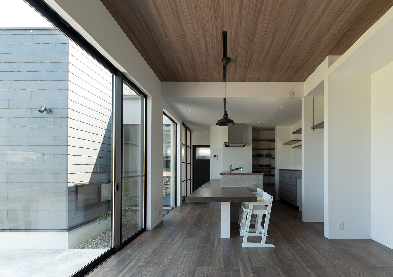 一面に大開口窓が設けられているLDK・デザイン住宅 注文住宅・デザイン住宅建築実例_『CASE685 flat scale』_LDK