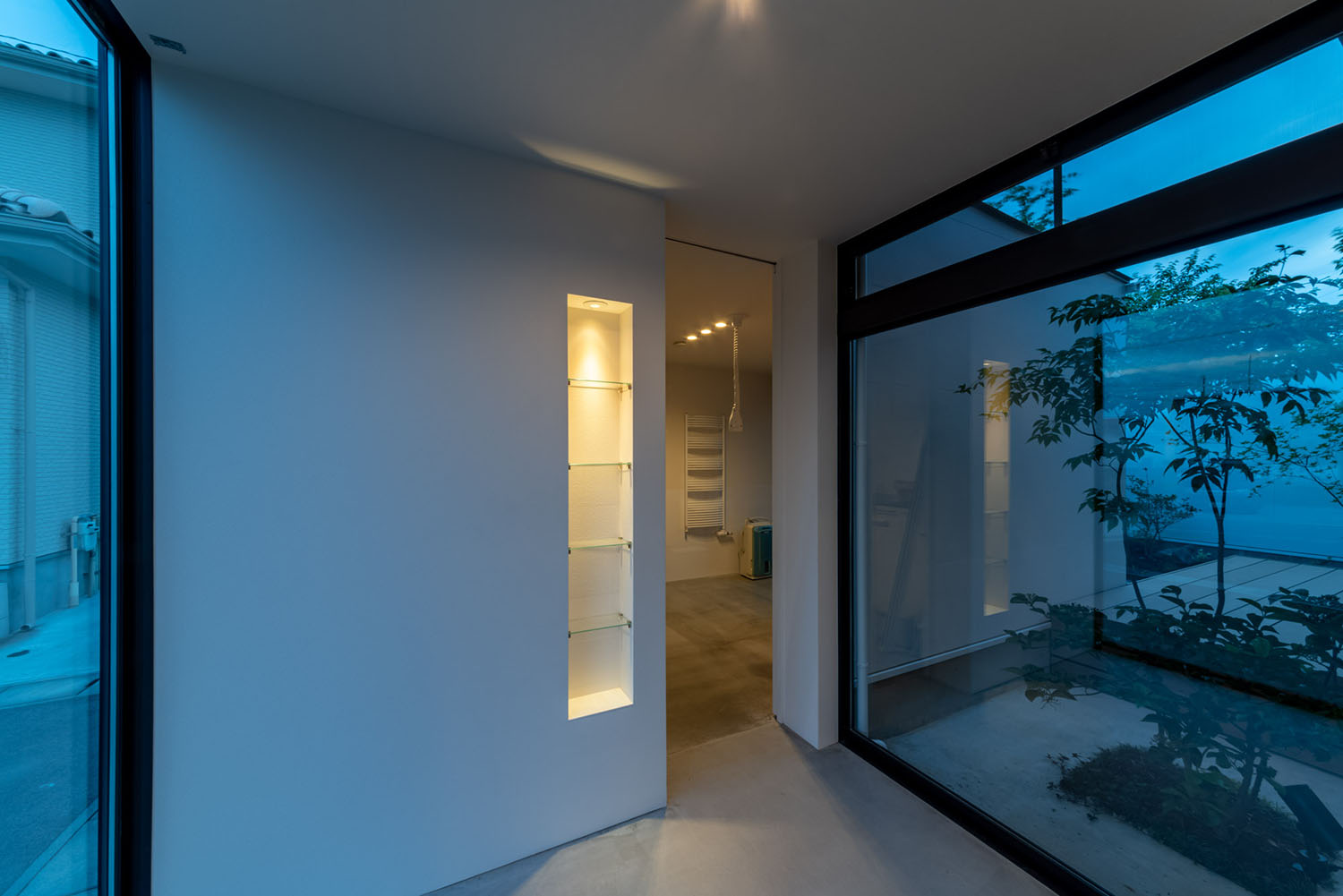 中庭の見える土間空間の奥に部屋がある様子・デザイン住宅 注文住宅・デザイン住宅建築実例_『CASE686 桜並木の平屋』_玄関