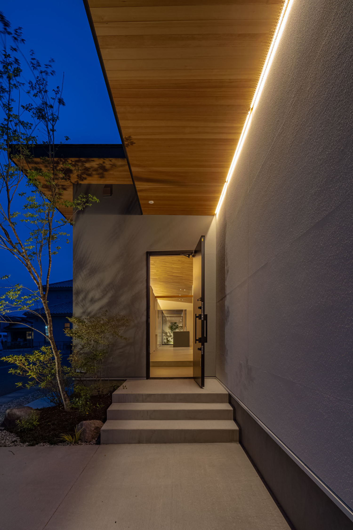 間接照明が設けられた軒天井の玄関アプローチ・デザイン住宅 注文住宅・デザイン住宅建築実例_『CASE686 桜並木の平屋』_外観