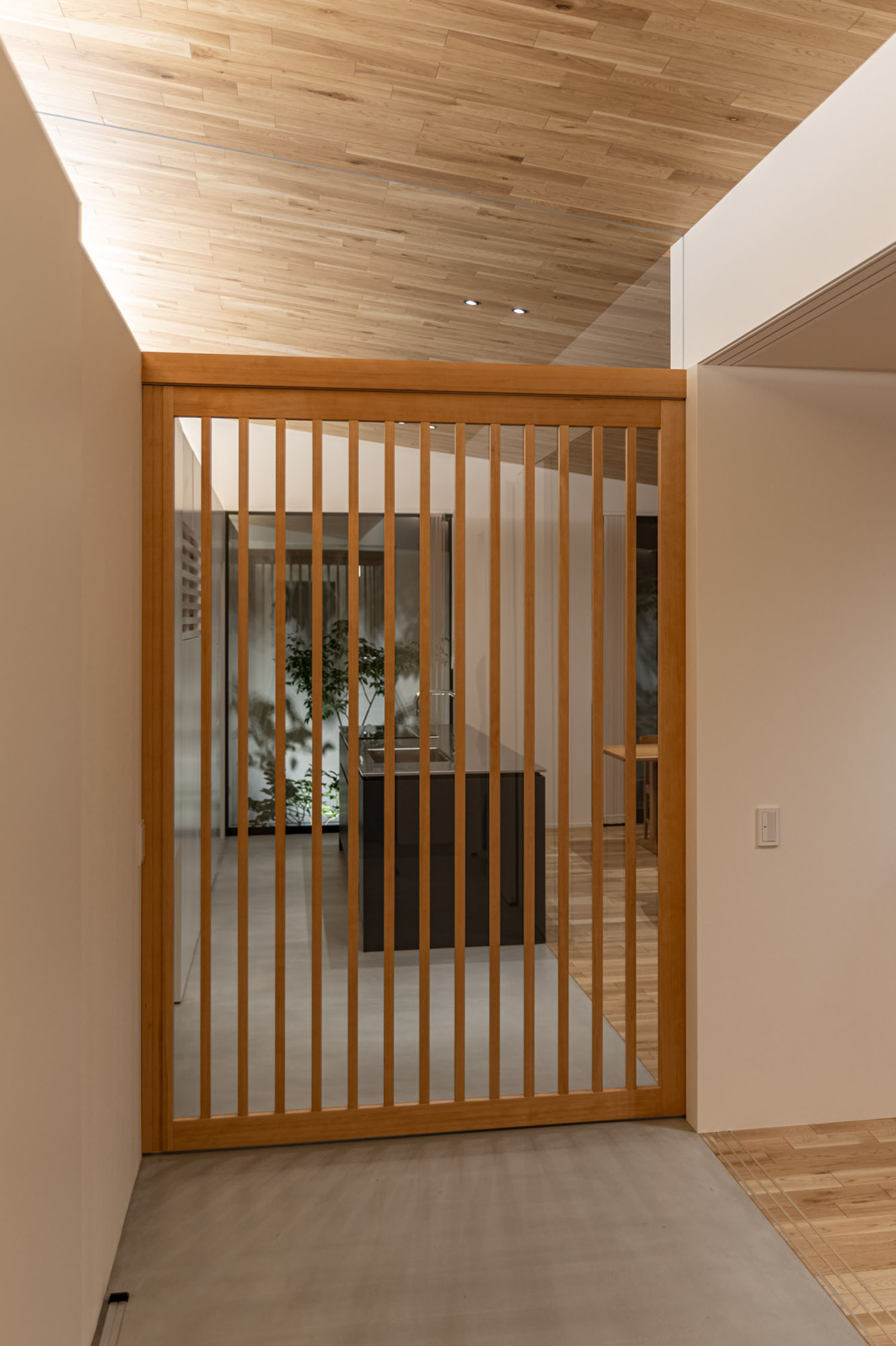 廊下と部屋の境に格子の引き戸が設けられている・デザイン住宅 注文住宅・デザイン住宅建築実例_『CASE686 桜並木の平屋』_玄関