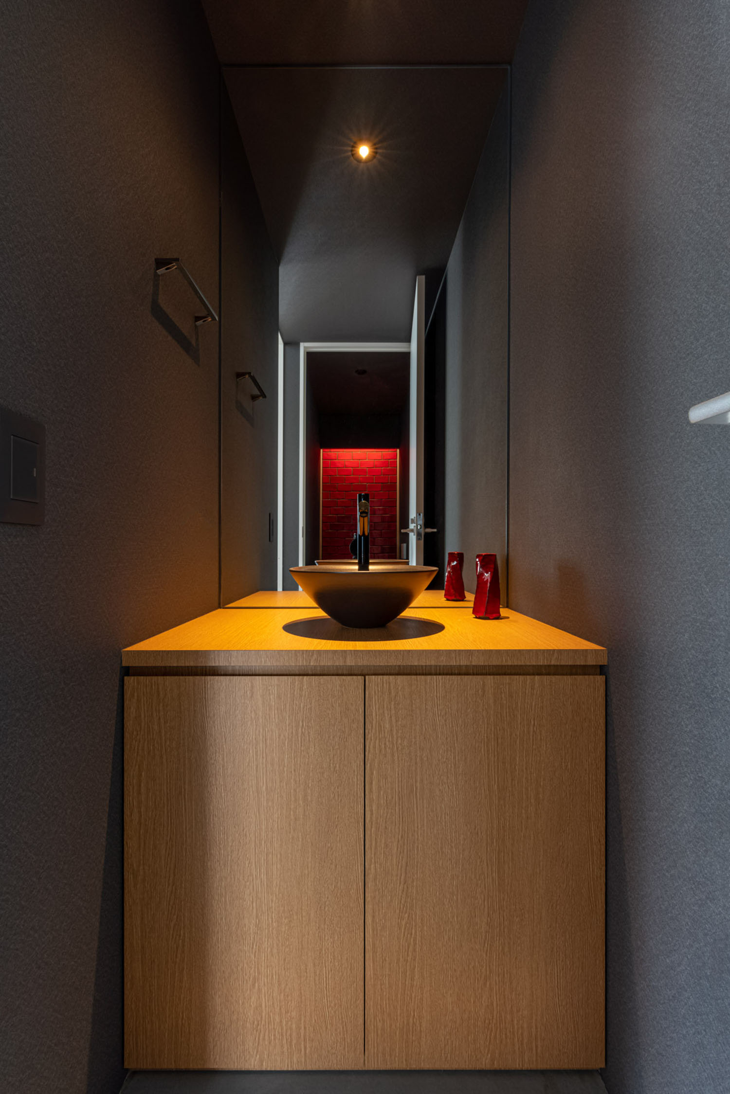 木材の洗面台に赤のインテリアがアクセントになった洗面所・デザイン住宅 注文住宅・デザイン住宅建築実例_『CASE686 桜並木の平屋』_浴室・洗面所