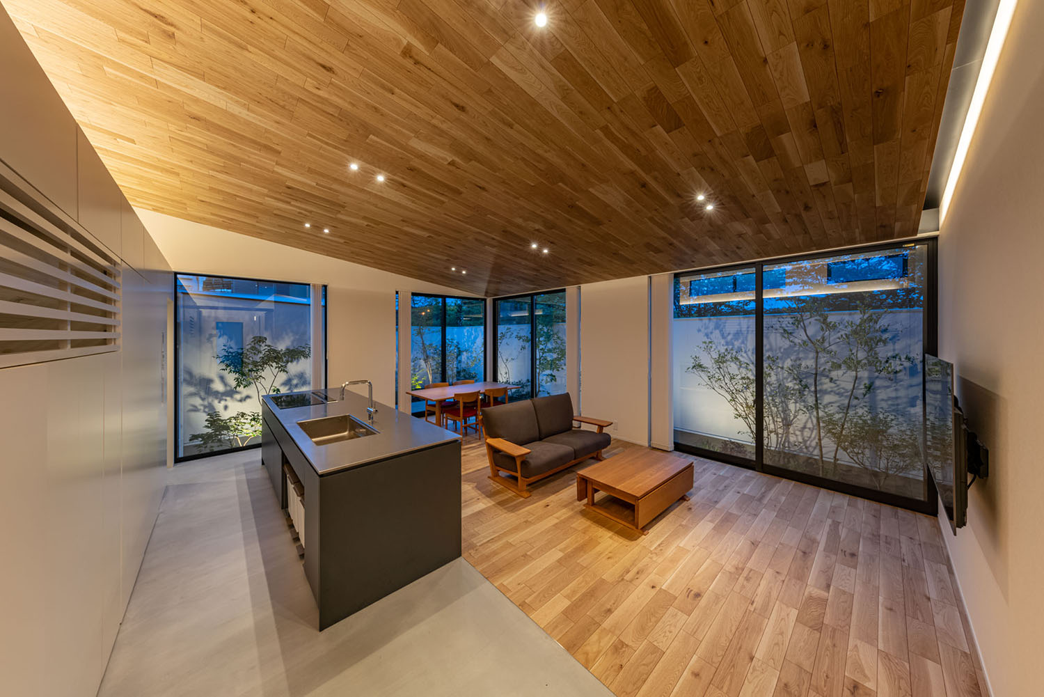 ダウンライトや間接照明によって照らされるLDK・デザイン住宅 注文住宅・デザイン住宅建築実例_『CASE686 桜並木の平屋』_LDK