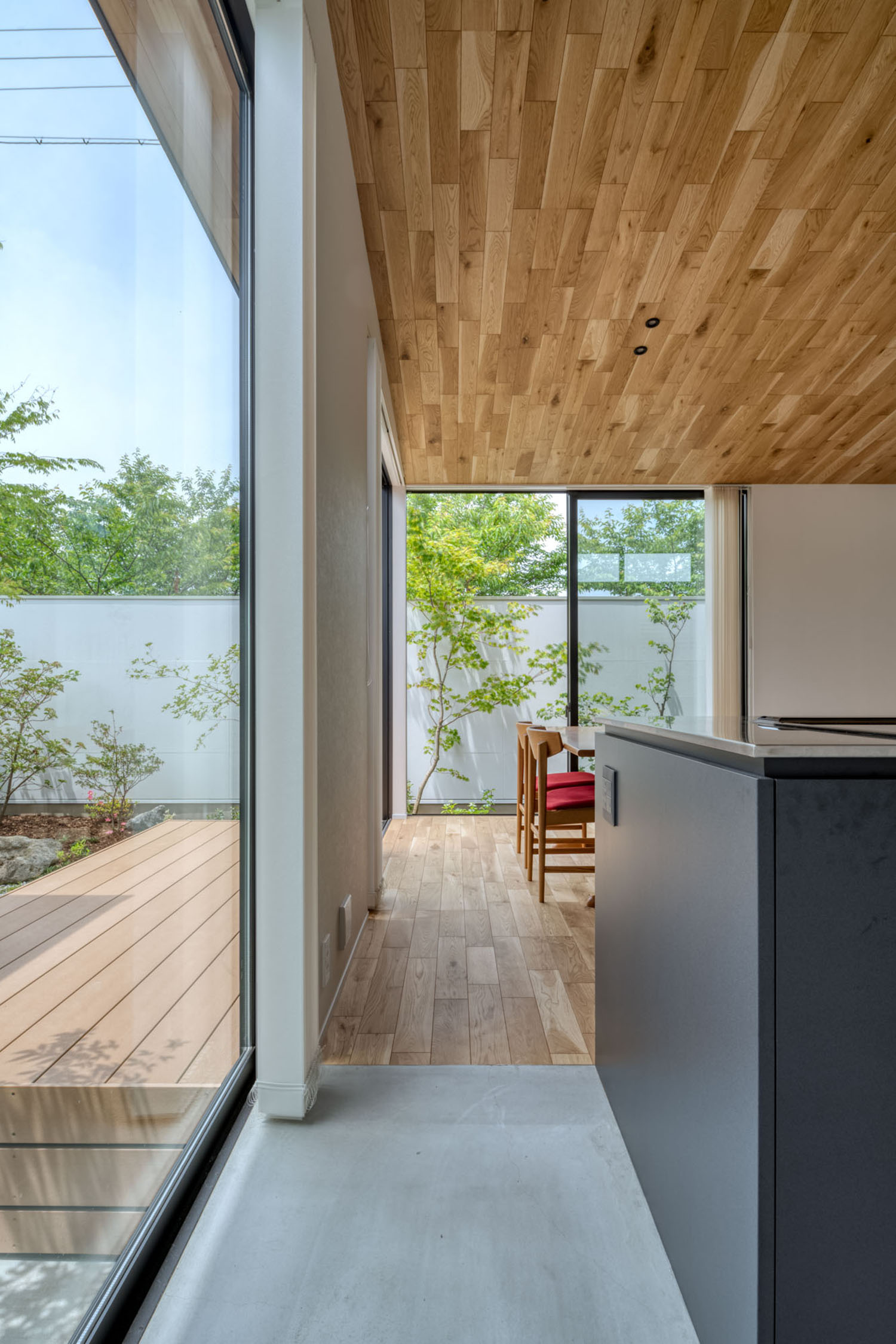 LDKとウッドデッキのテラスがフラットに繋がっている様子・デザイン住宅 注文住宅・デザイン住宅建築実例_『CASE686 桜並木の平屋』_LDK