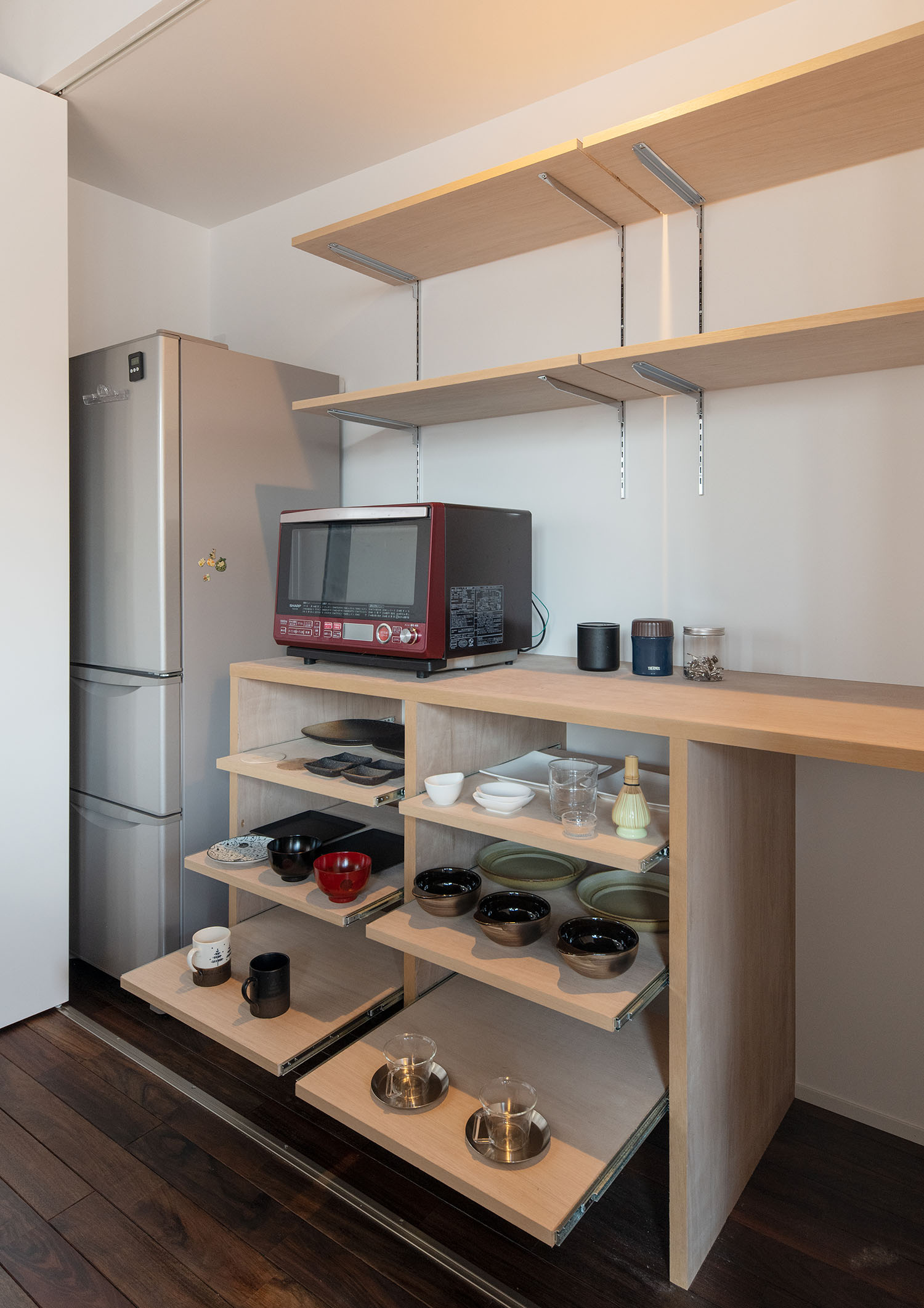 木製の引き出しや壁付けの棚が設けられたキッチン・デザイン住宅 注文住宅・デザイン住宅建築実例_『CASE687 "□×□×和 (ハコニワ)"』_キッチン